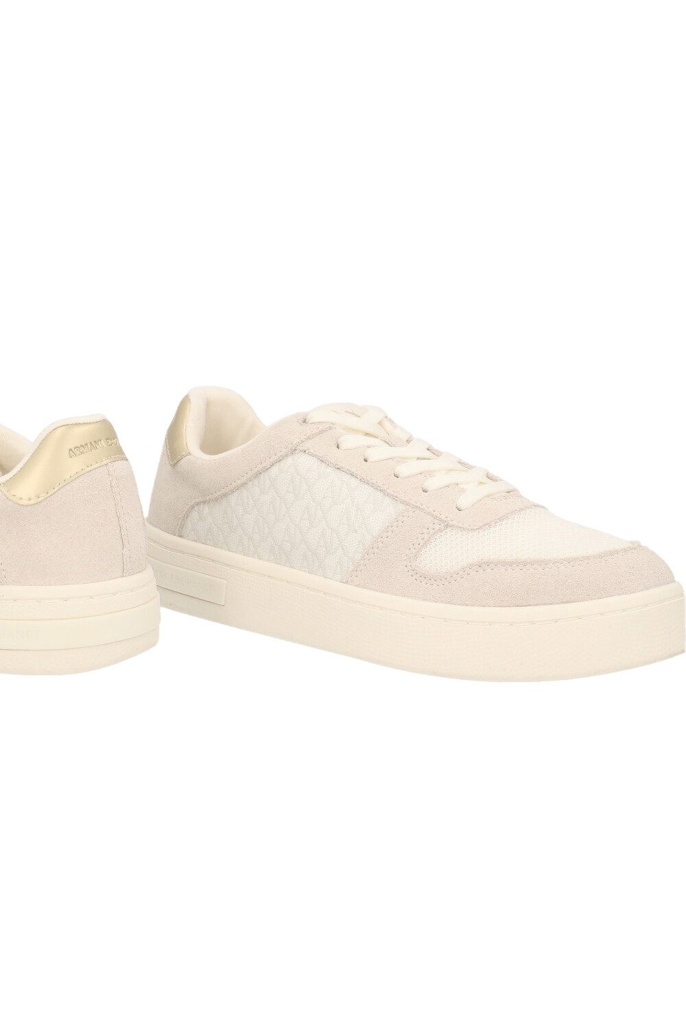 תמונת תקריב של נעלי סניקרס