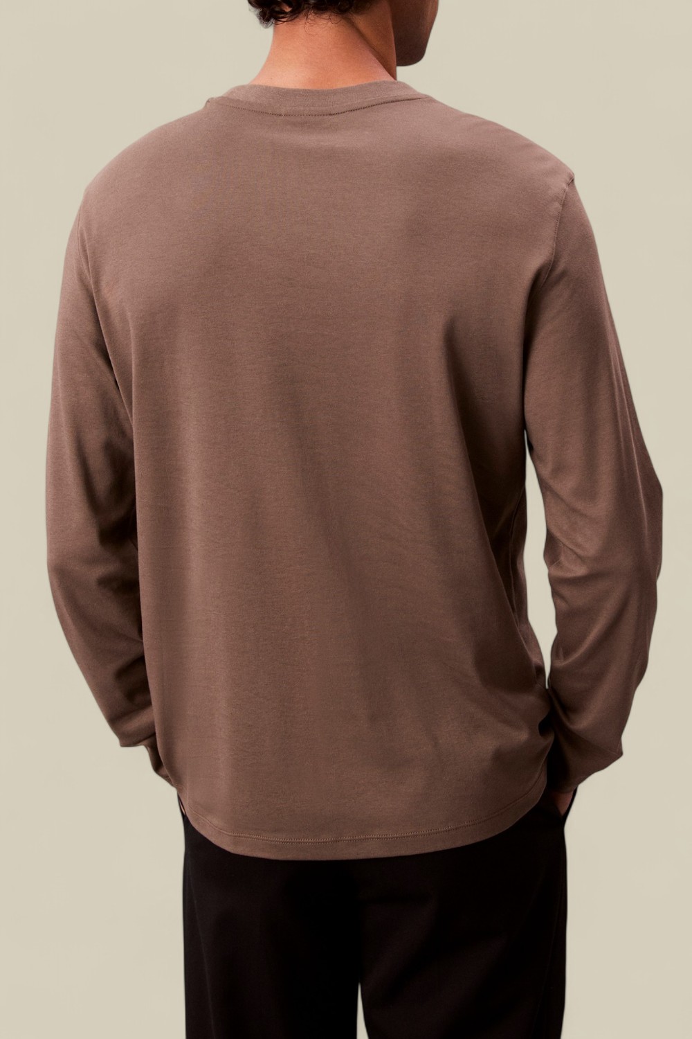 תמונת דוגמן אחורית של חולצת טי שרוול ארוך