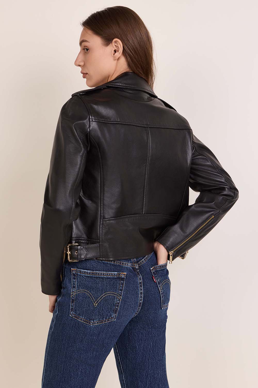 תמונת דוגמן אחורית של ז'קט עור