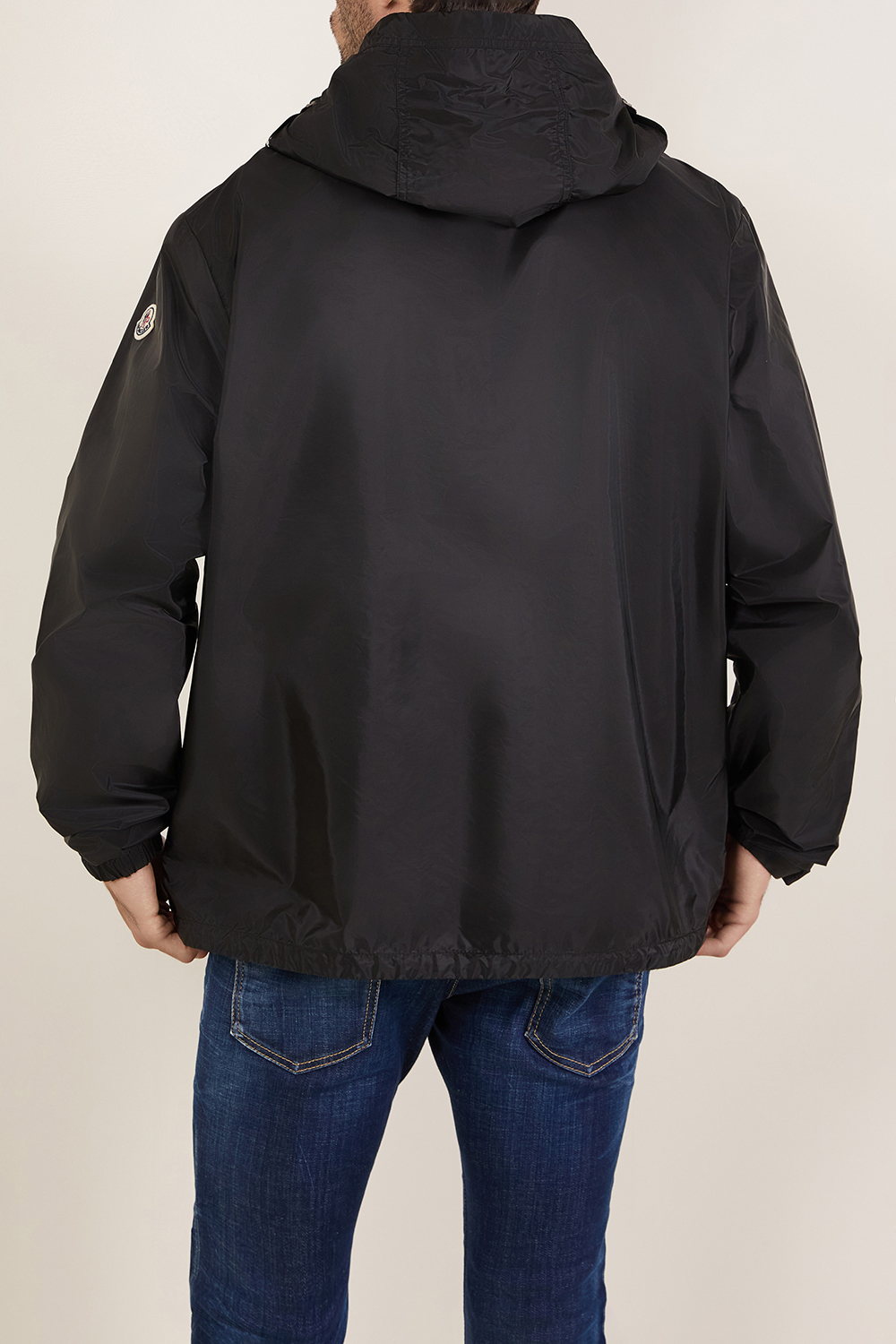 תמונת דוגמן אחורית של מעיל רוח