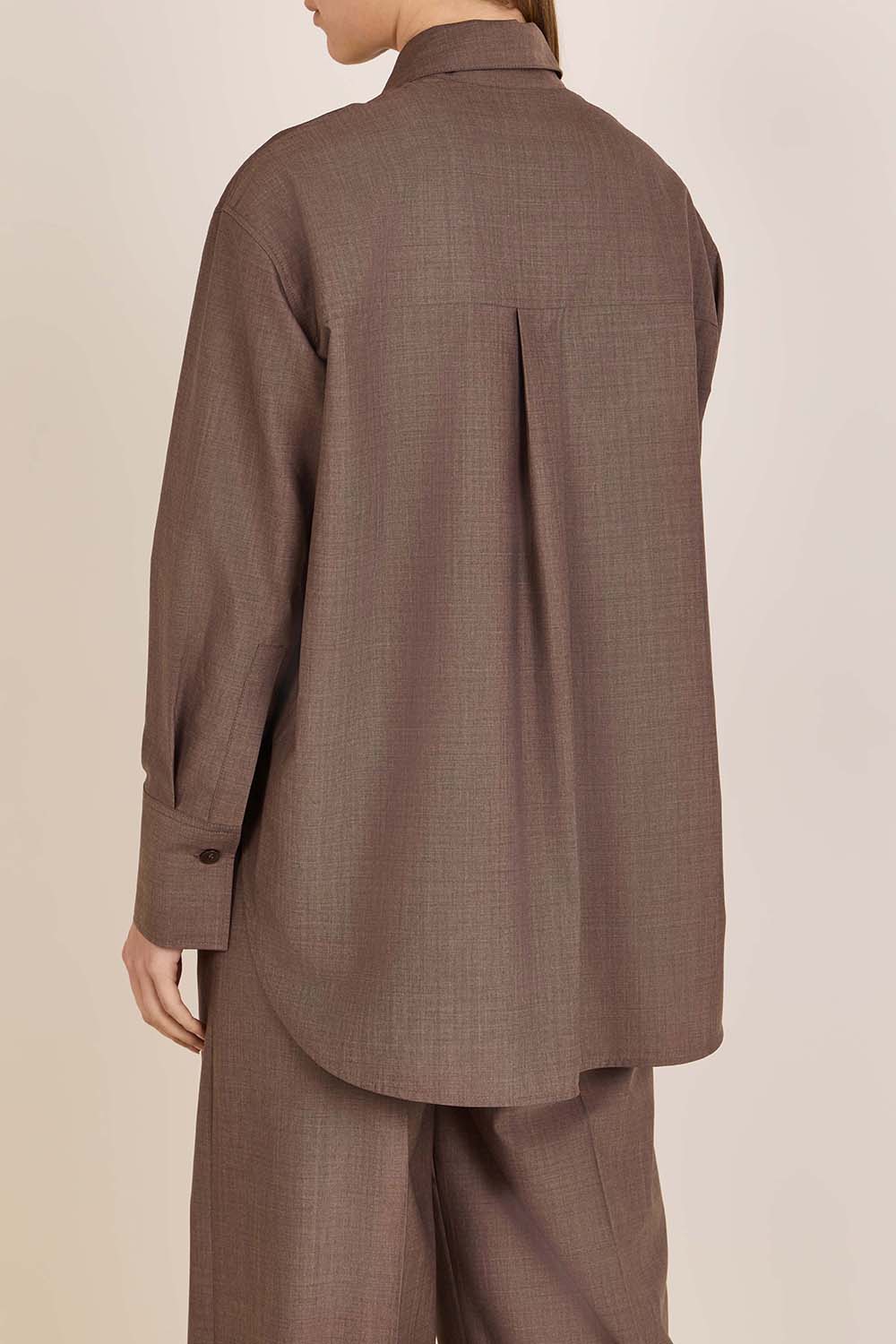 תמונת דוגמן אחורית של חולצת כפתורים מצמר