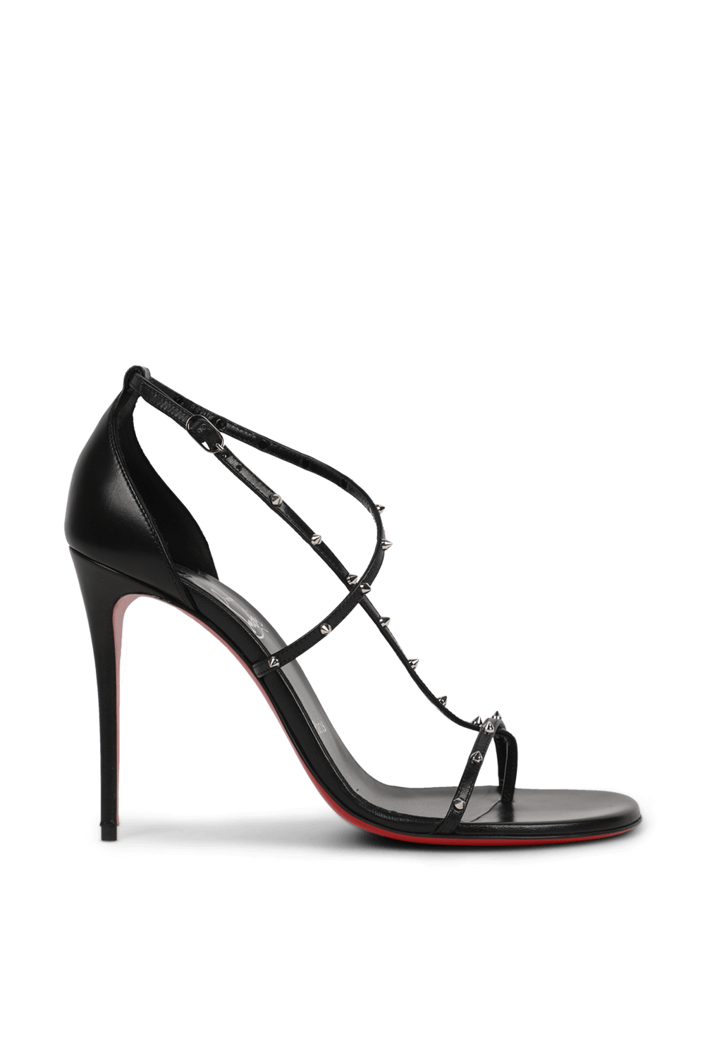 תמונה קידמית של סנדלי עקב שחורים עם ניטים כסופים