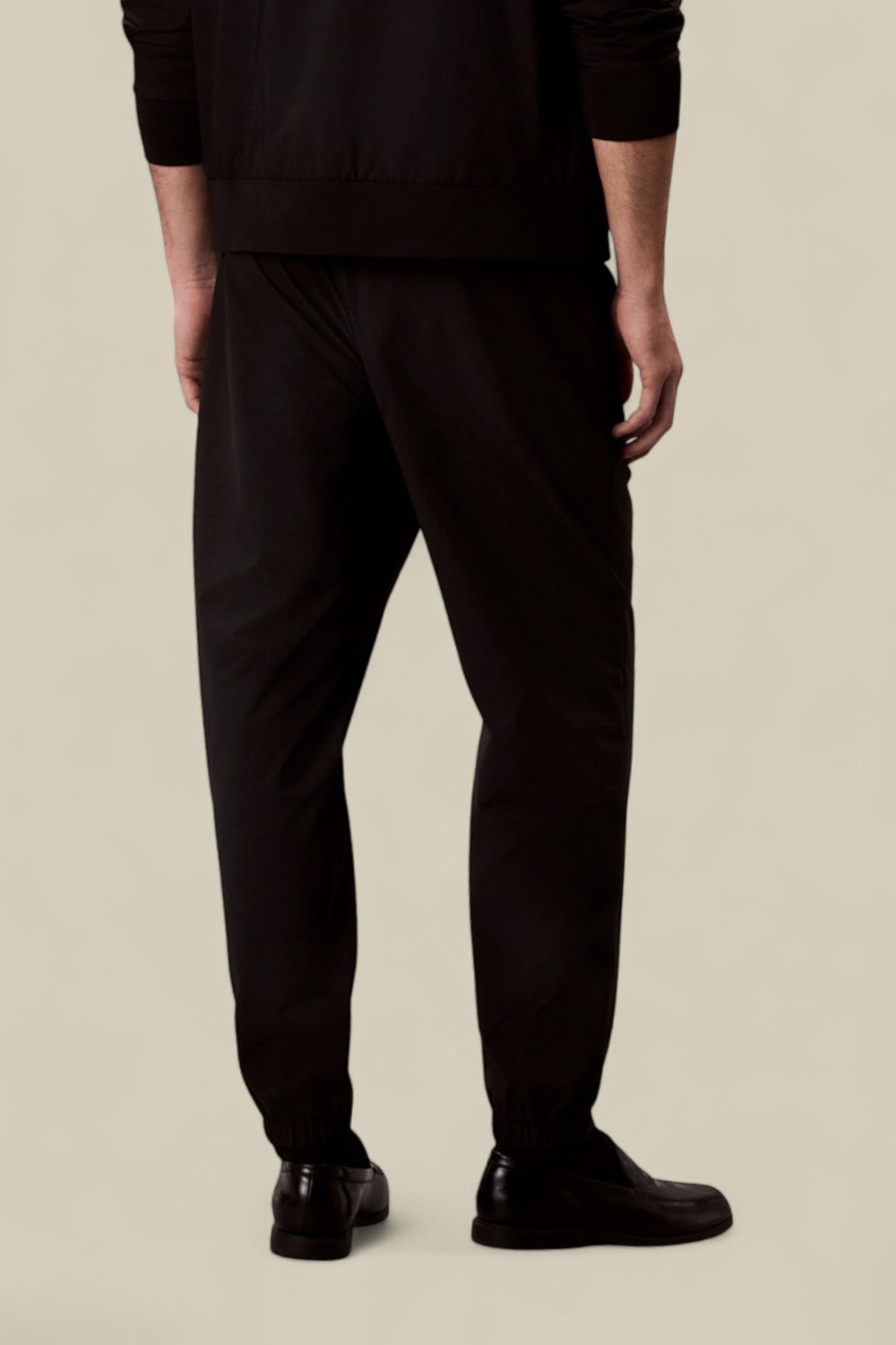 תמונת דוגמן אחורית של מכנסיים ארוכים סלים פיט