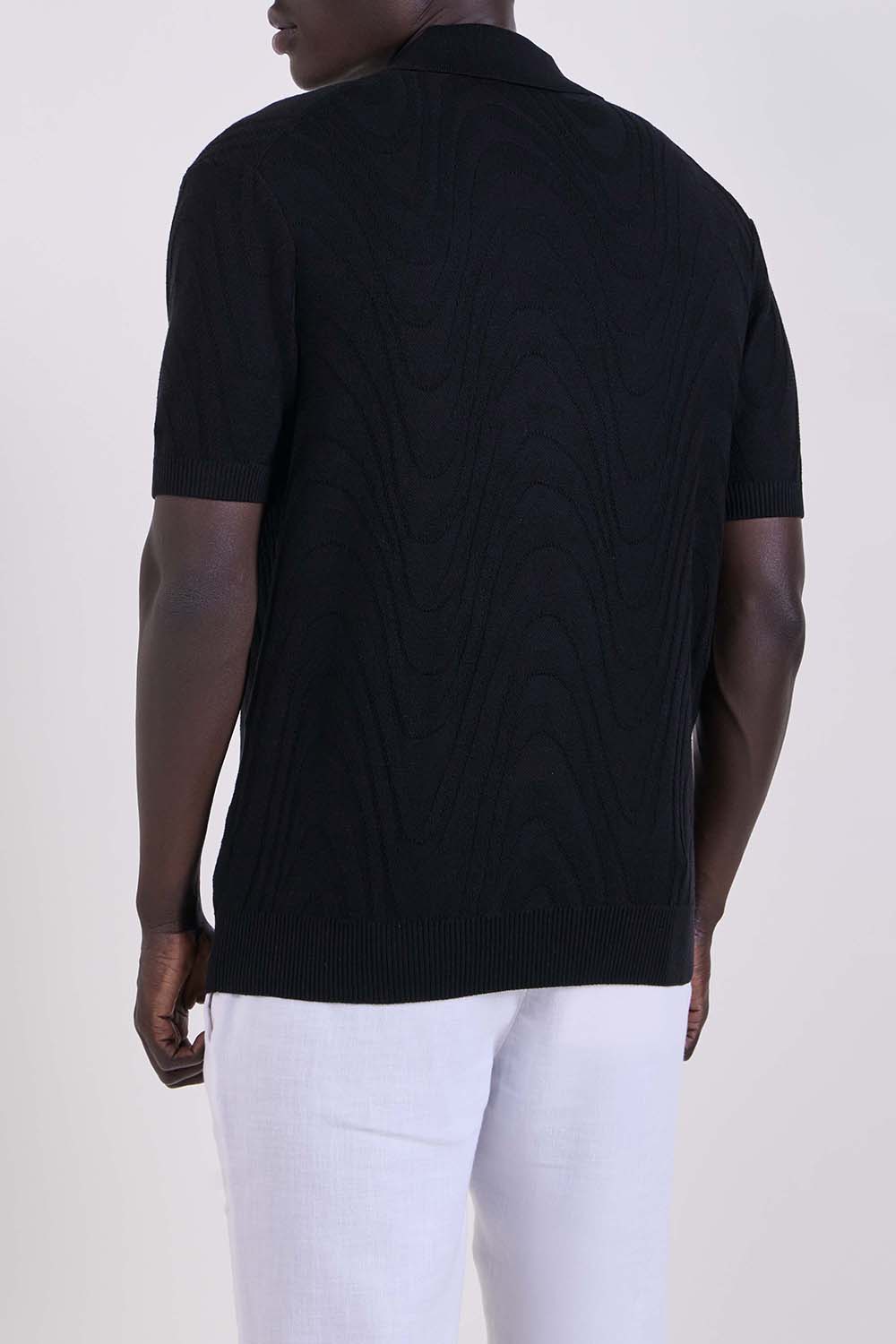 תמונת דוגמן אחורית של חולצת פולו בגזרה ישרה