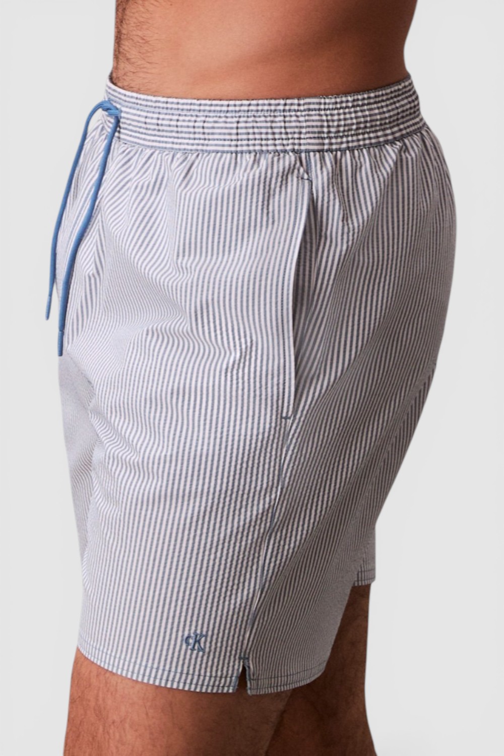 תמונת תקריב דוגמן של מכנסי בגד ים