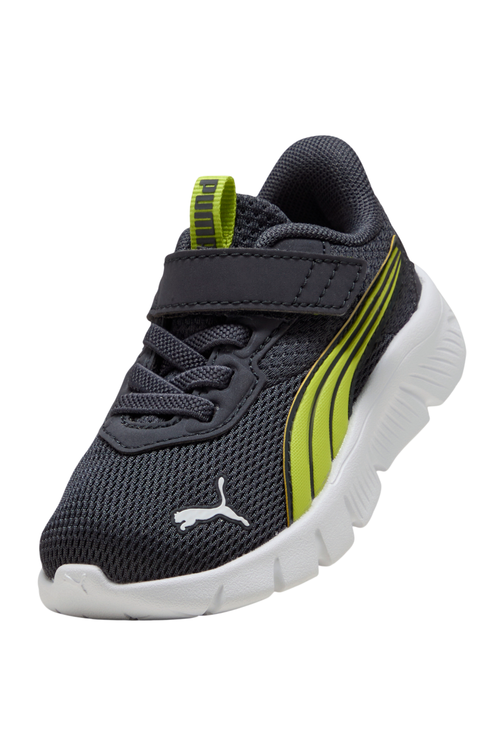 תמונת תקריב של נעלי סניקרס פלקספוקס