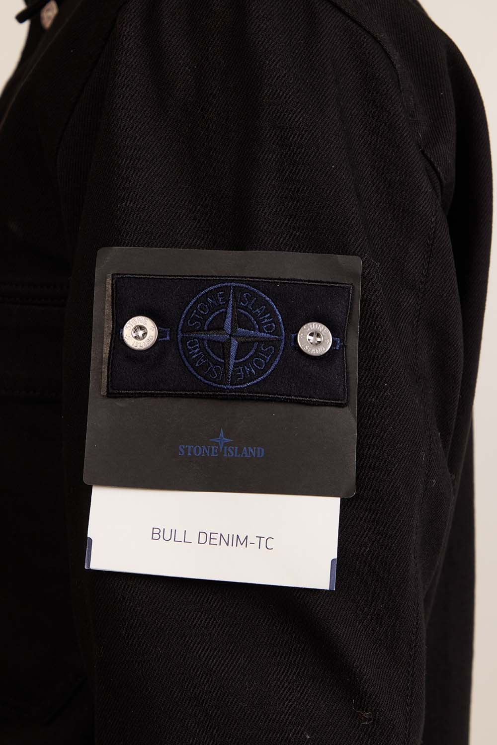 תמונת תקריב דוגמן של ז'קט ג'ינס