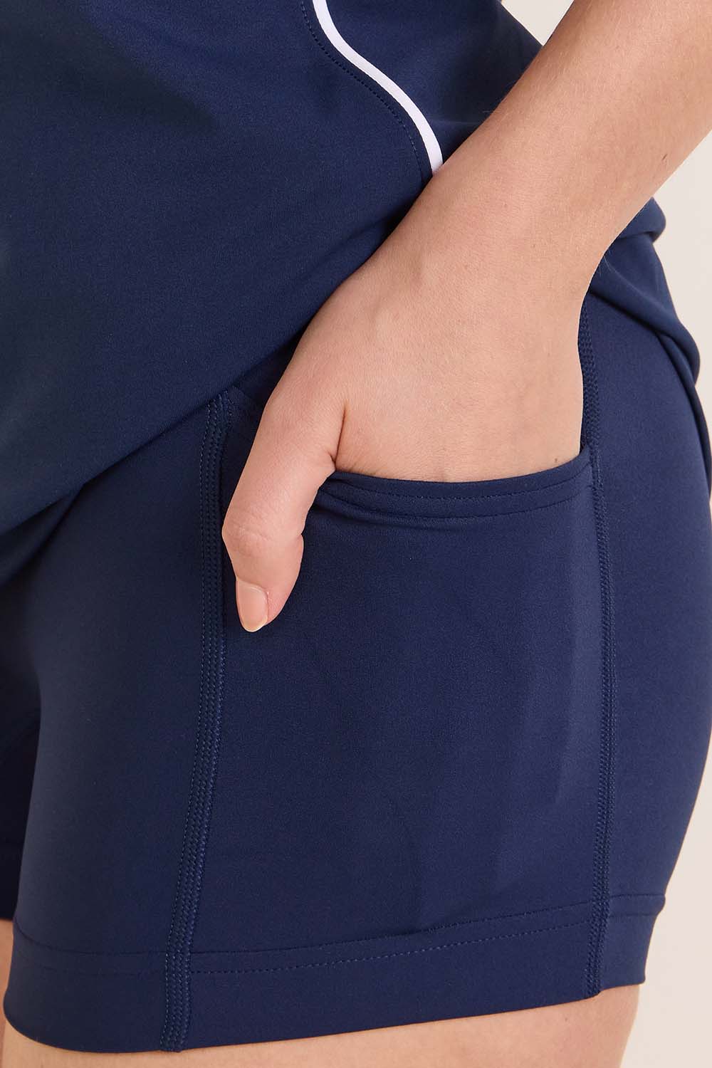 תמונת תקריב דוגמן של Scoop-neck Cutout Tennis Dresses