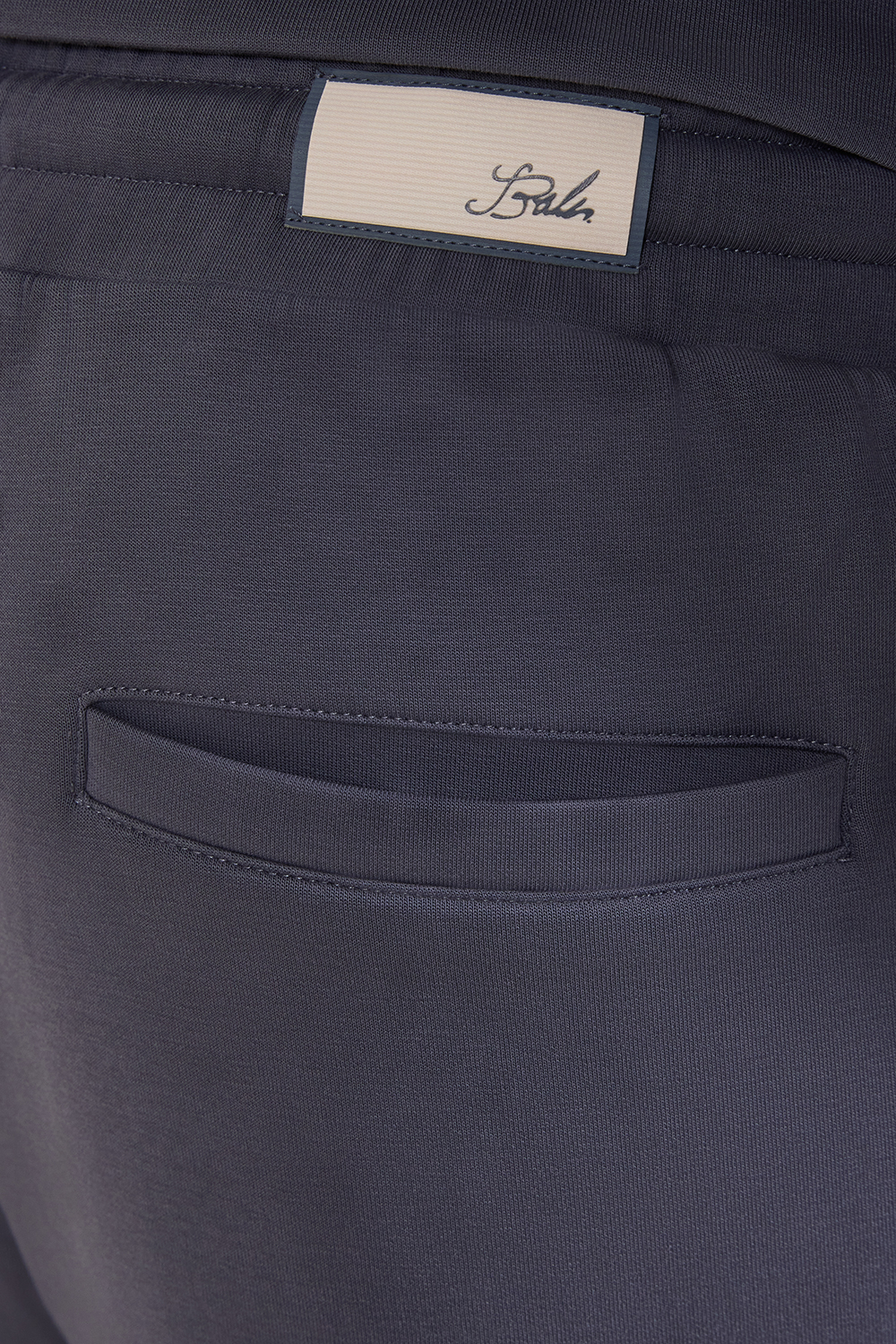 תמונת תקריב דוגמן של מכנסי ג'וג