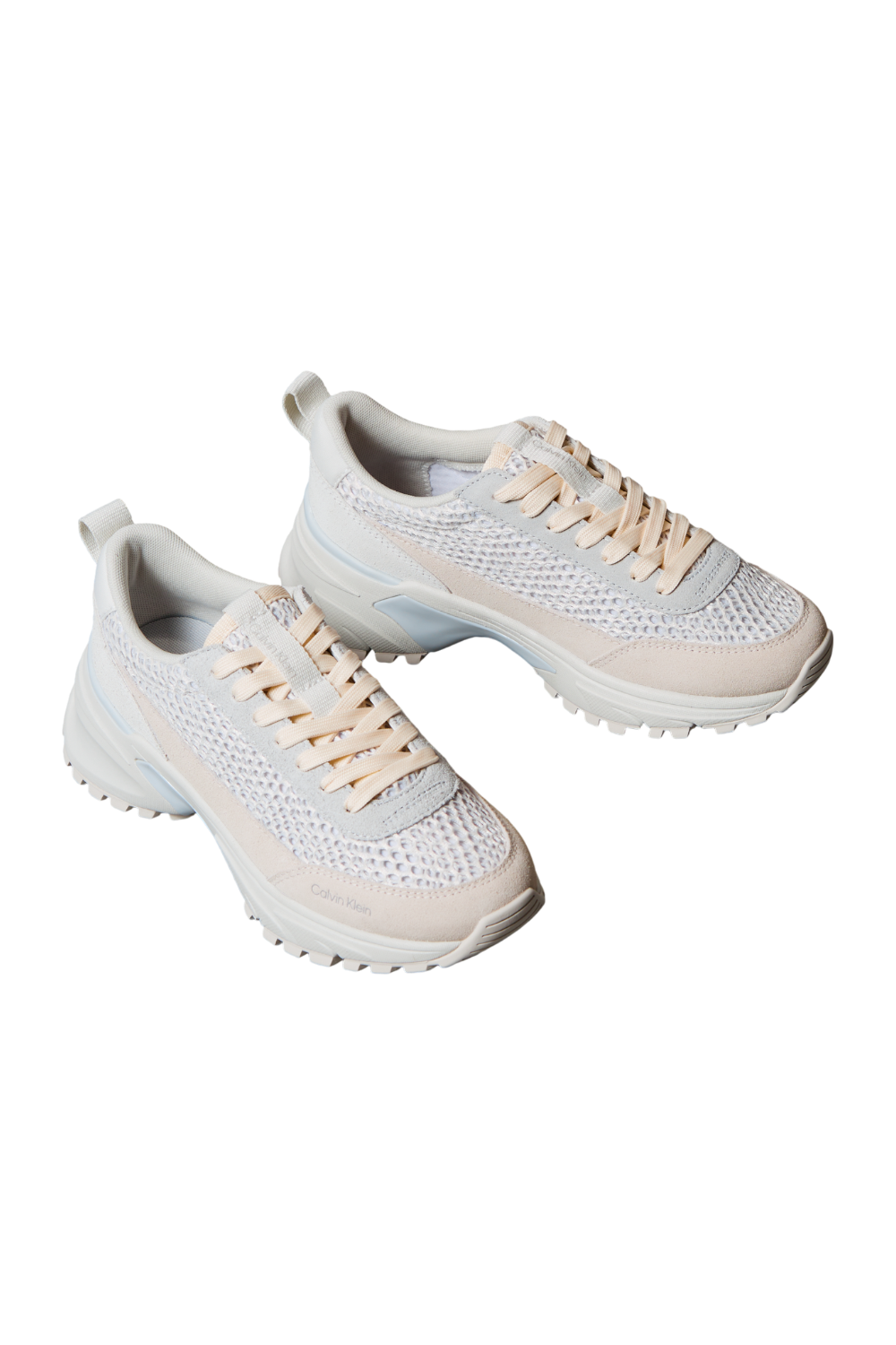 תמונת תקריב של נעלי סניקרס