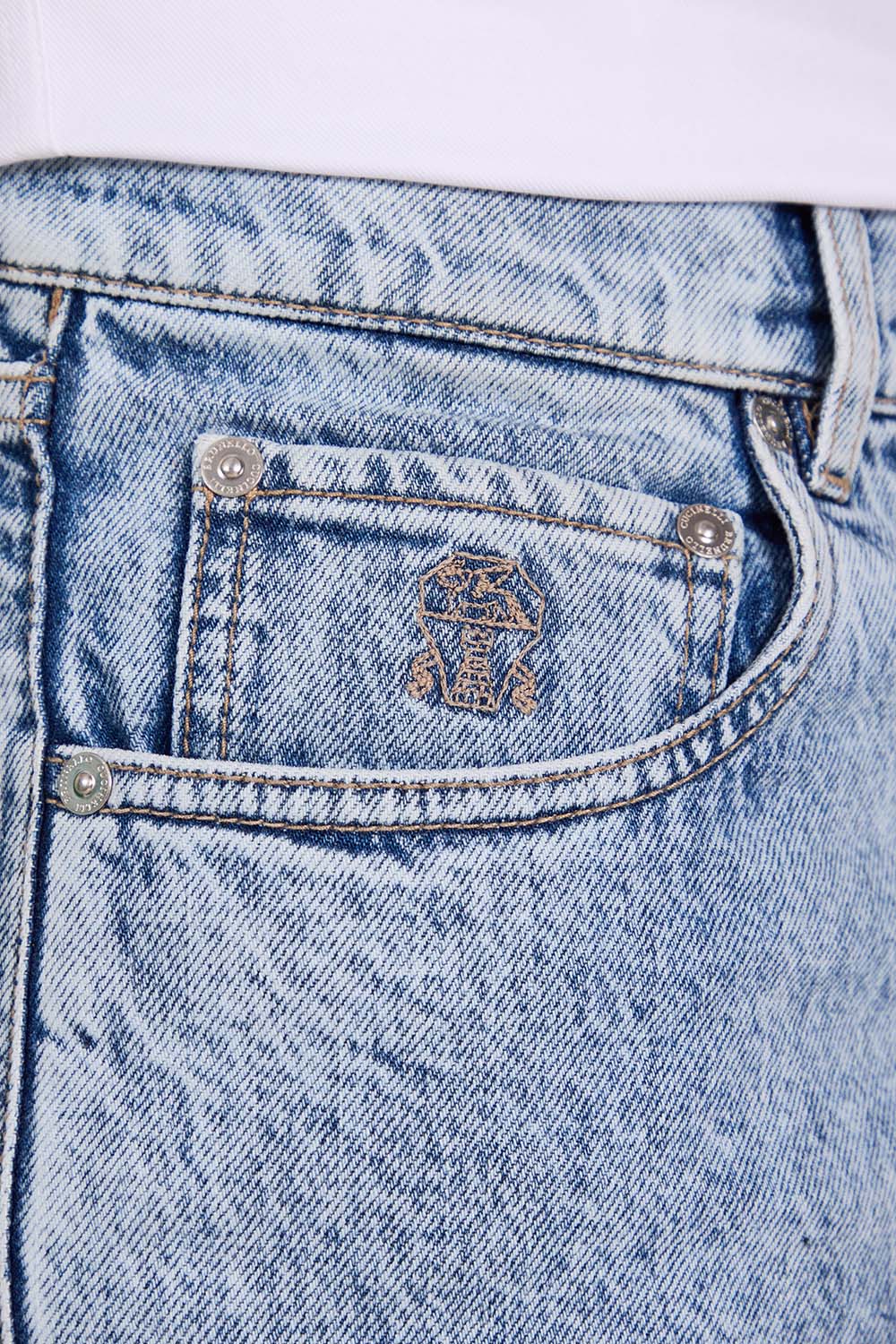 תמונת תקריב דוגמן של מכנסי ג'ינס בגזרה ישרה