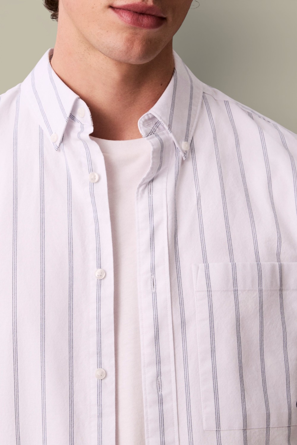 תמונת תקריב דוגמן של חולצה מכופתרת פסים