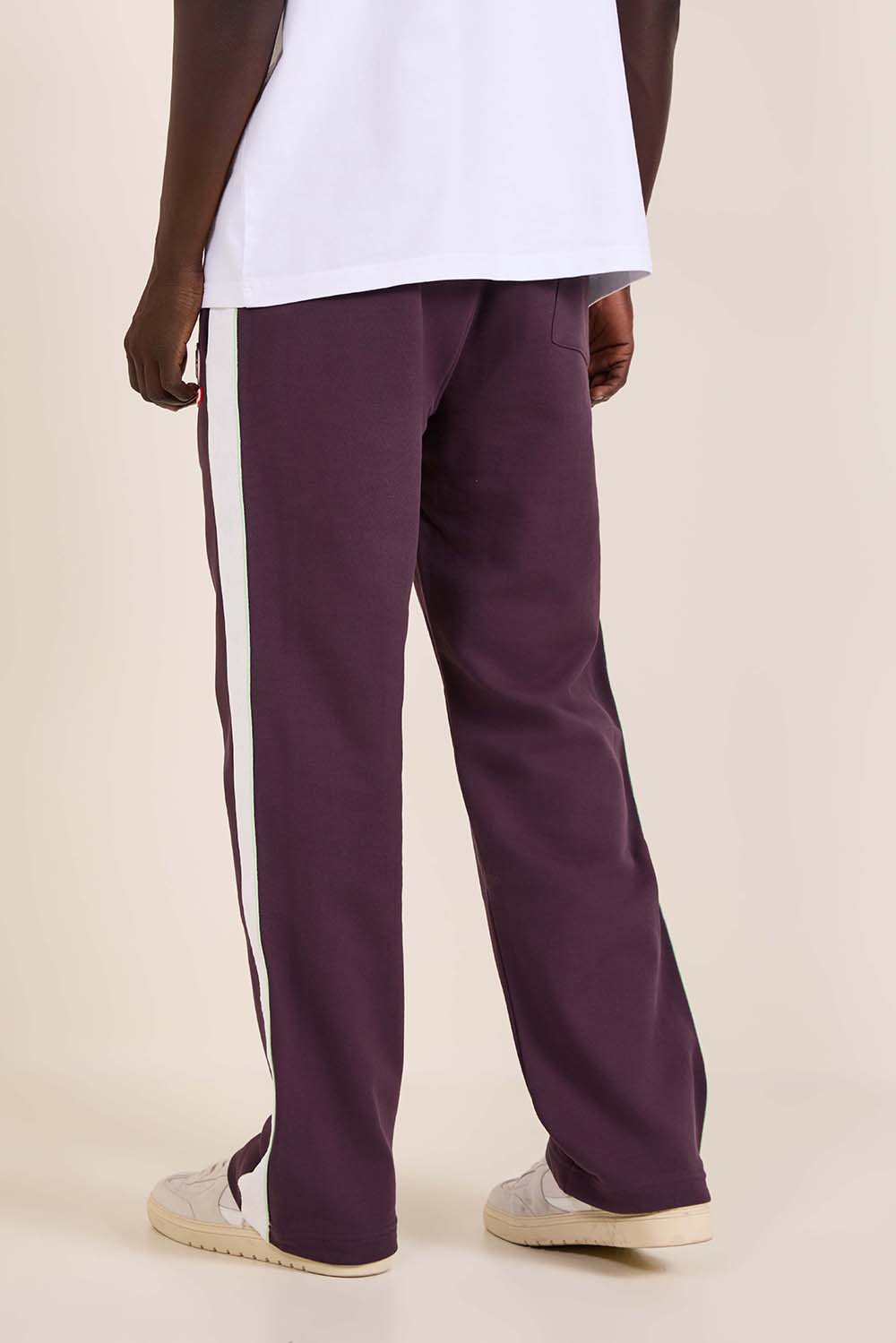 תמונת דוגמן אחורית של מכנסי ג'וג