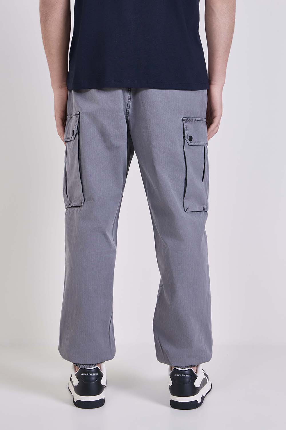 תמונת דוגמן אחורית של מכנסי קרגו בגזרה ישרה