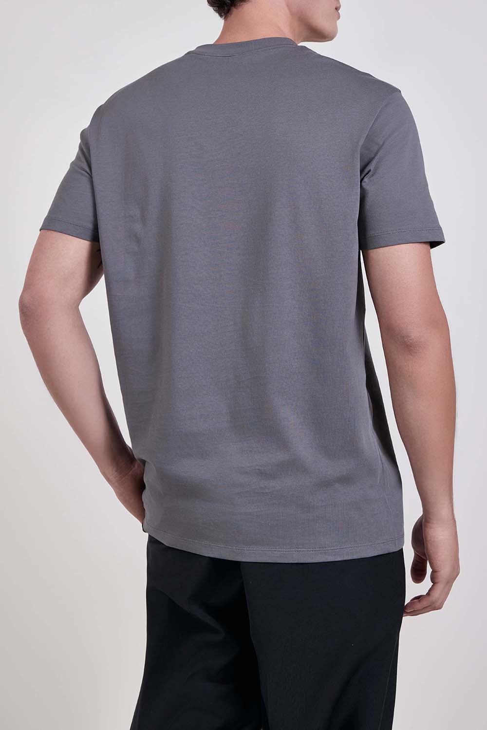 תמונת דוגמן אחורית של חולצת טי בגזרת סלים