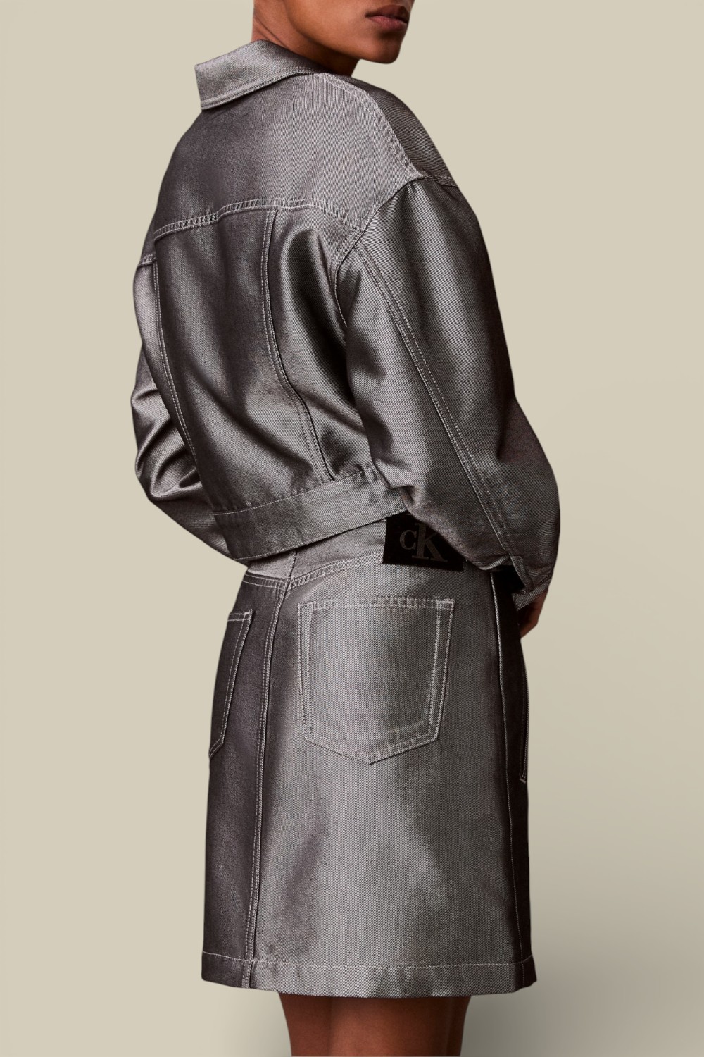 תמונת דוגמן אחורית של ז'קט ג'ינס קרופ