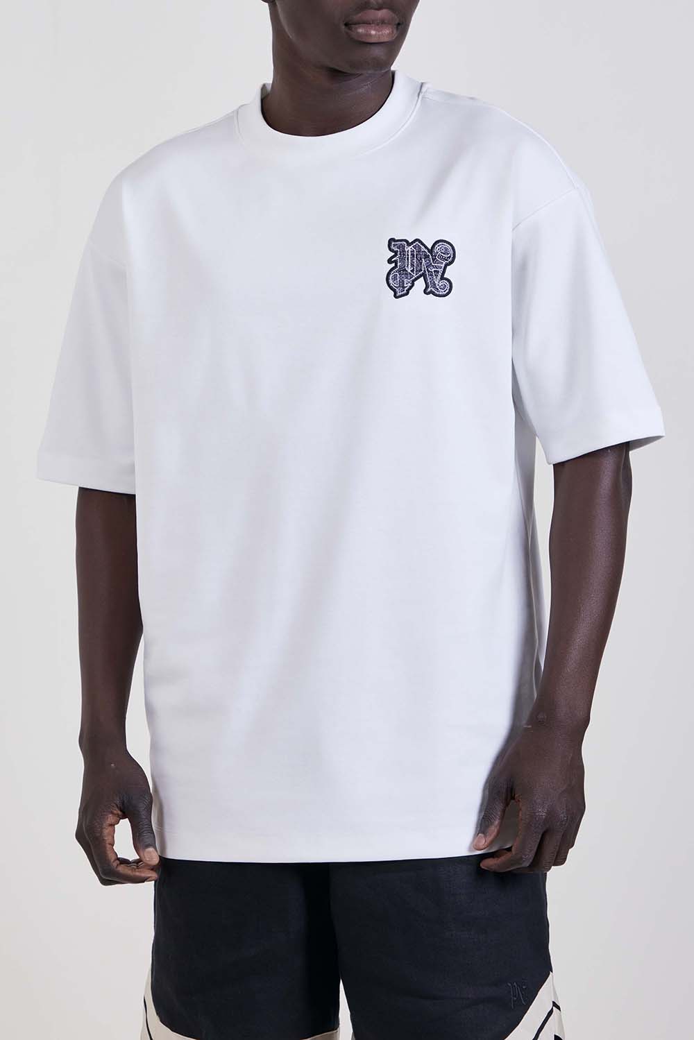 תמונת דוגמן קידמית של חולצת טי אוברסייז