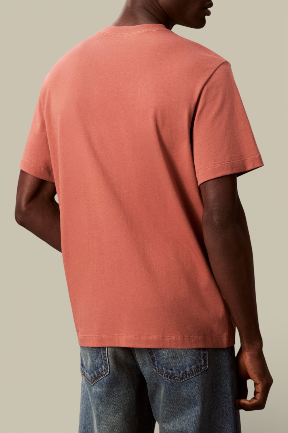 תמונת דוגמן אחורית של חולצת טי