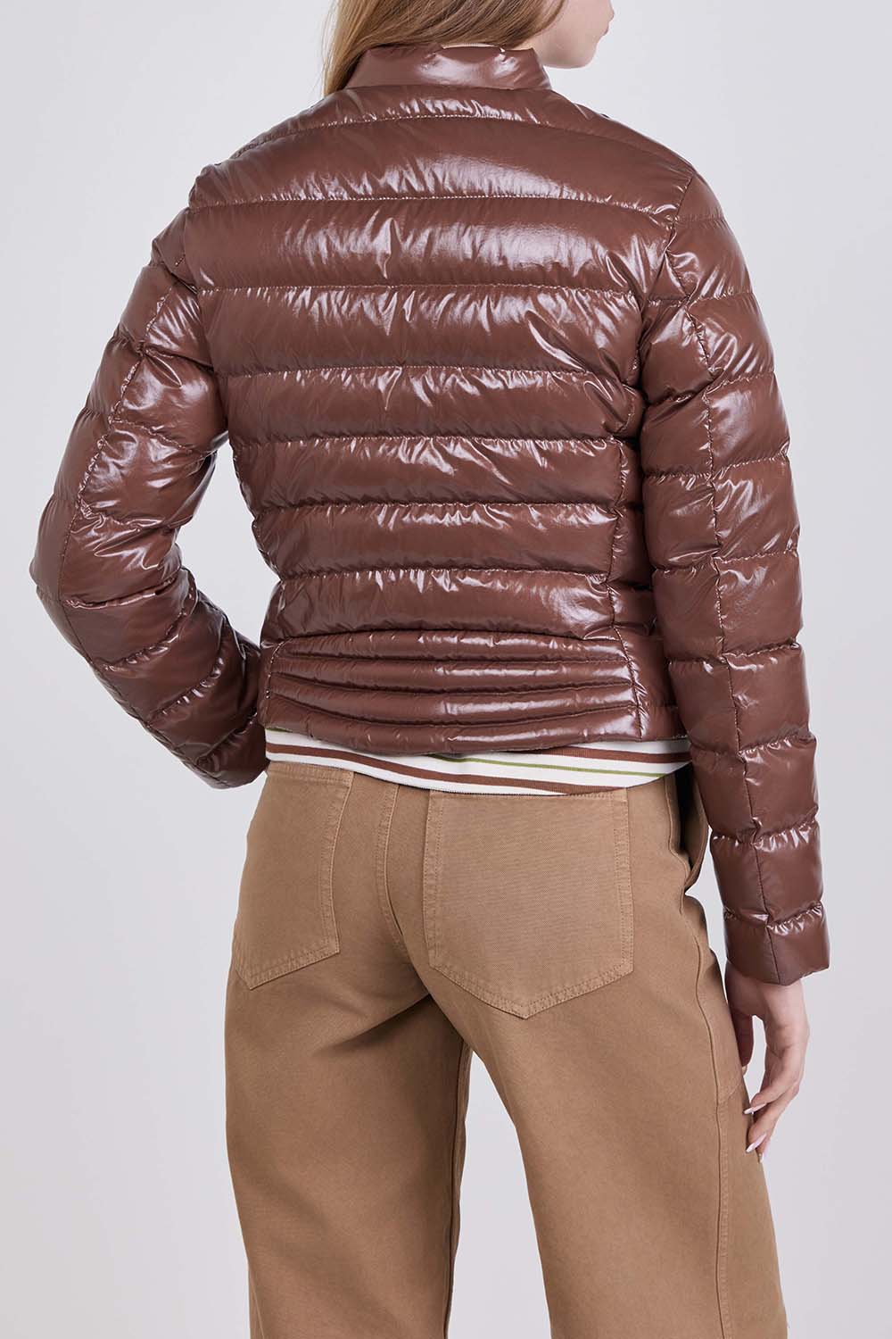 תמונת דוגמן אחורית של מעיל פוך קרופ