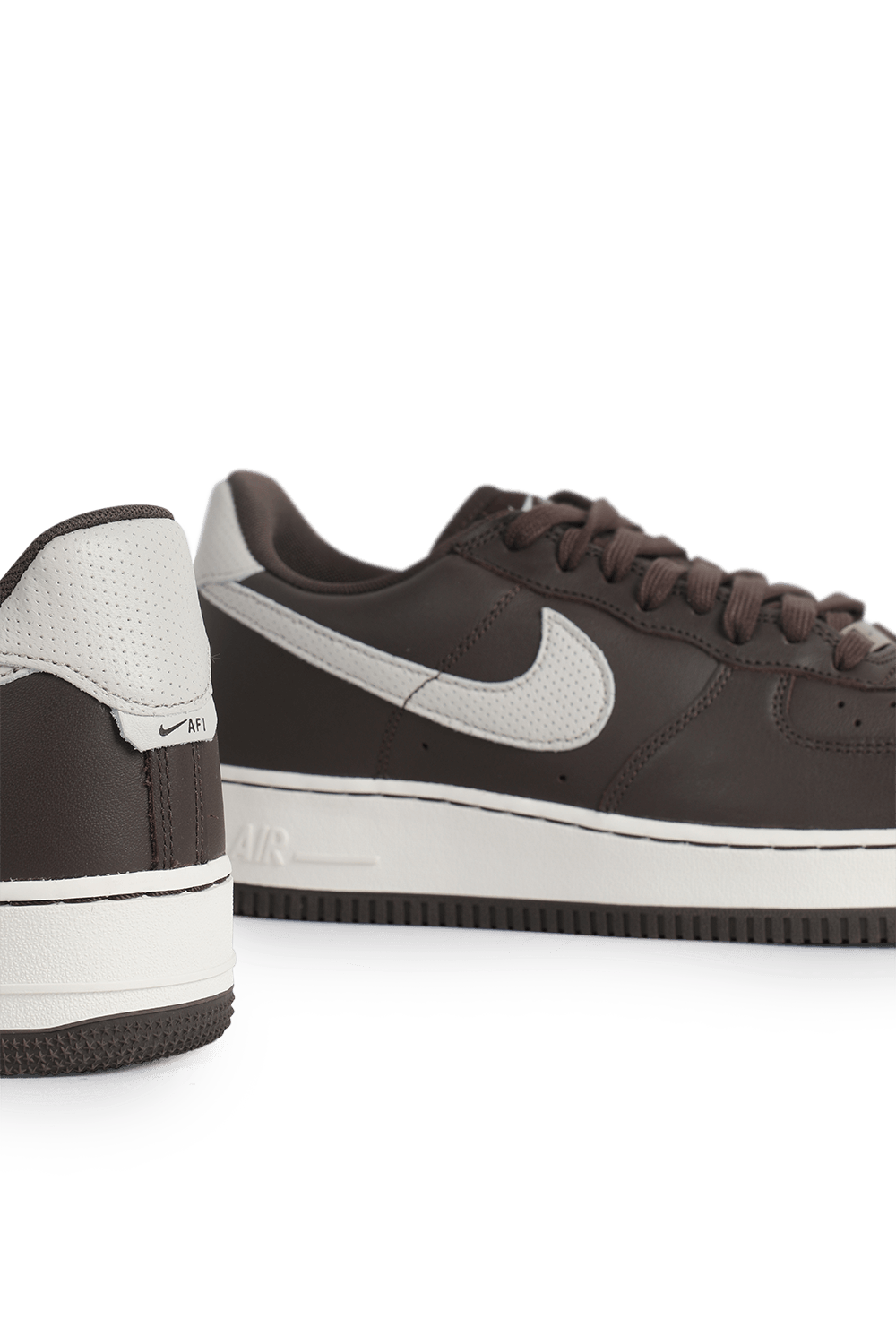 תמונת תקריב של נעלי סניקרס אייר פורס בצבע חום