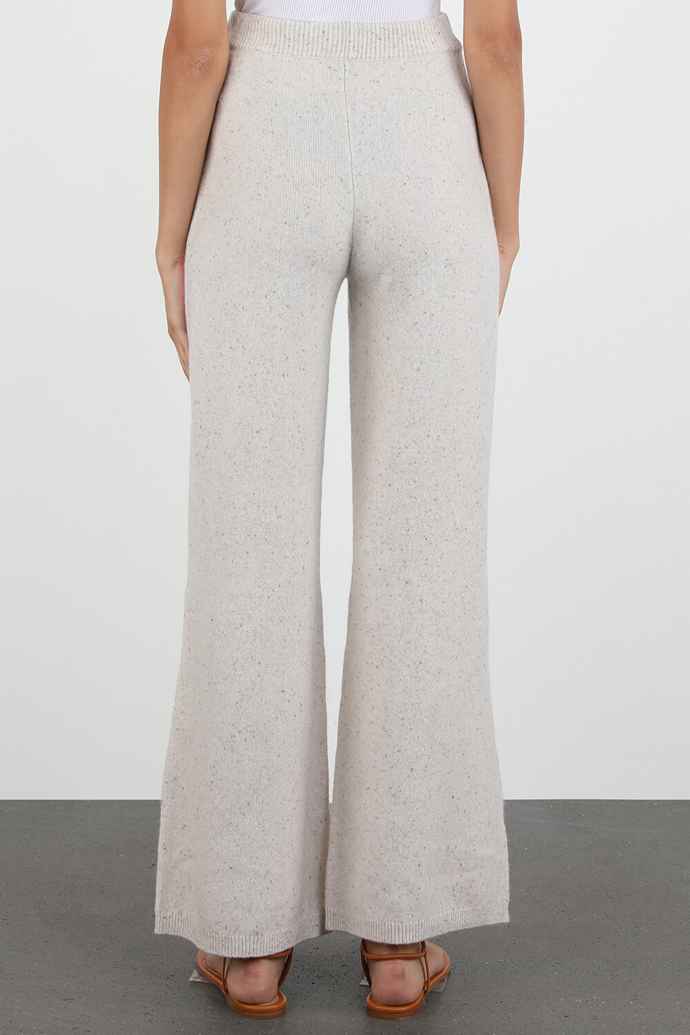 תמונת דוגמן אחורית של Tweed Knit Trousers in Cream