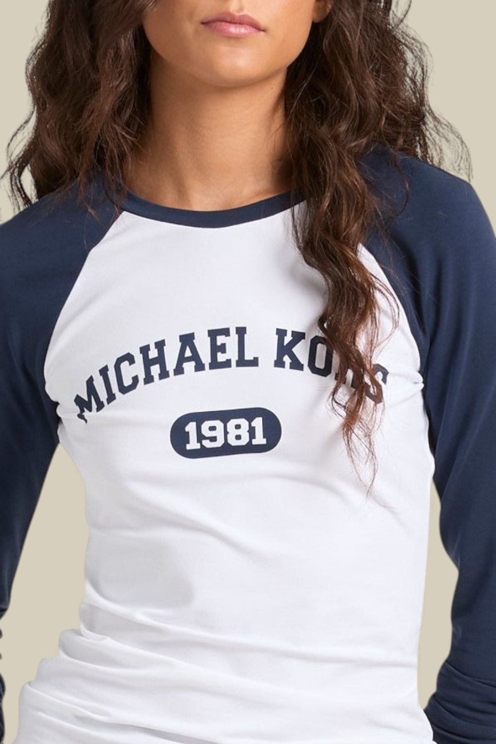 תמונת תקריב דוגמן של חולצת טי שרוול ארוך