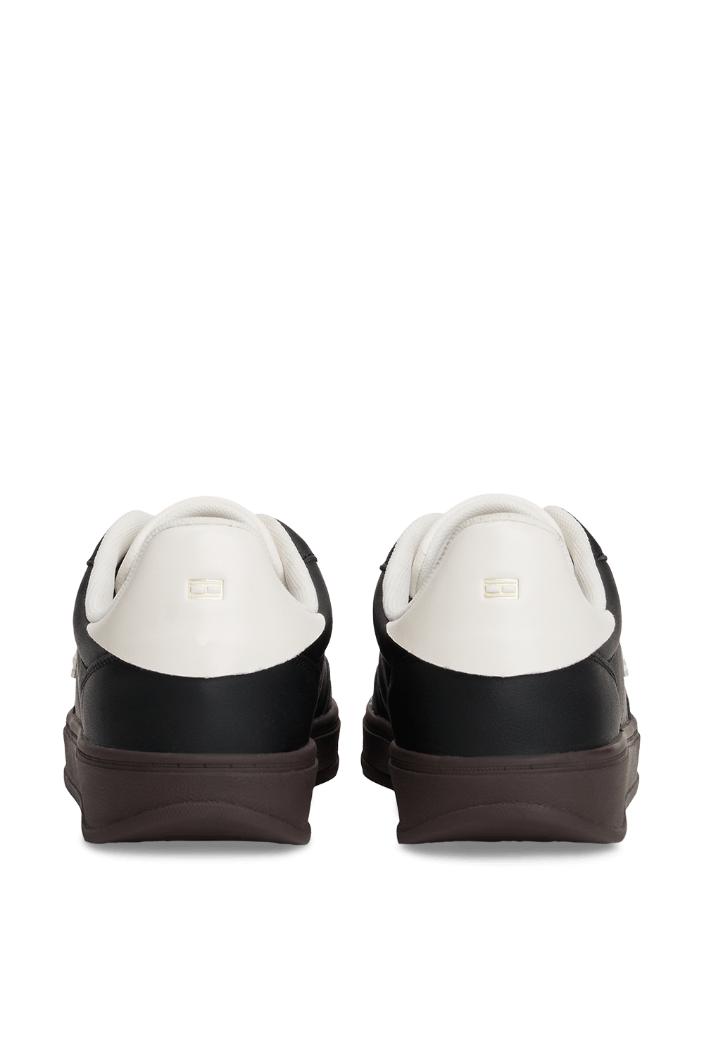 תמונת תקריב של נעלי סניקרס