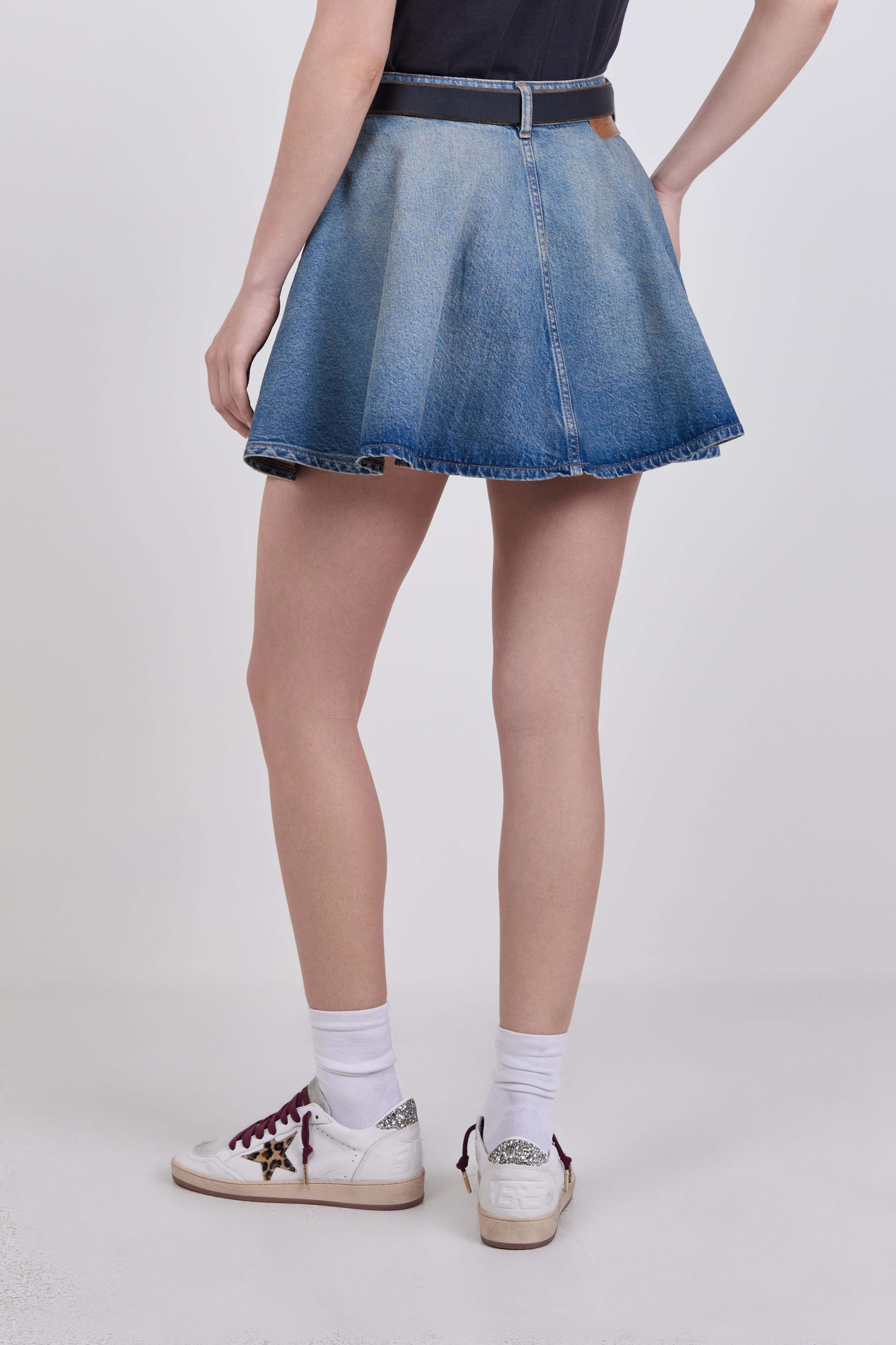 תמונת דוגמן אחורית של חצאית ג'ינס מיני