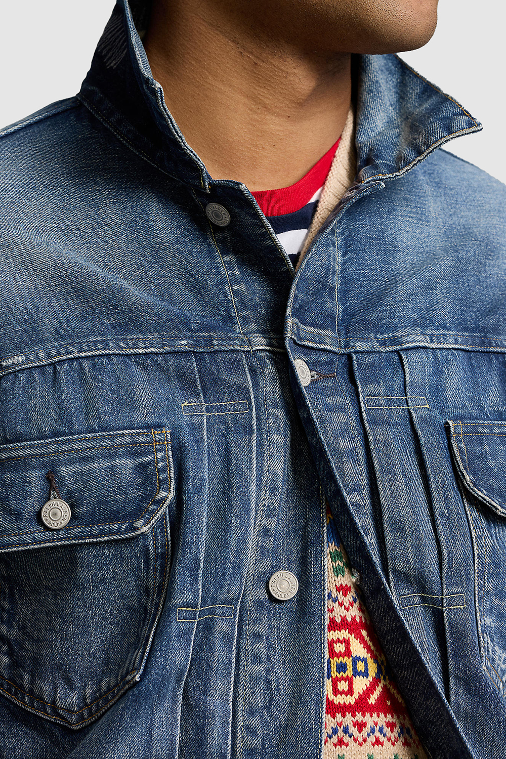 תמונת תקריב דוגמן של ז'קט ג'ינס