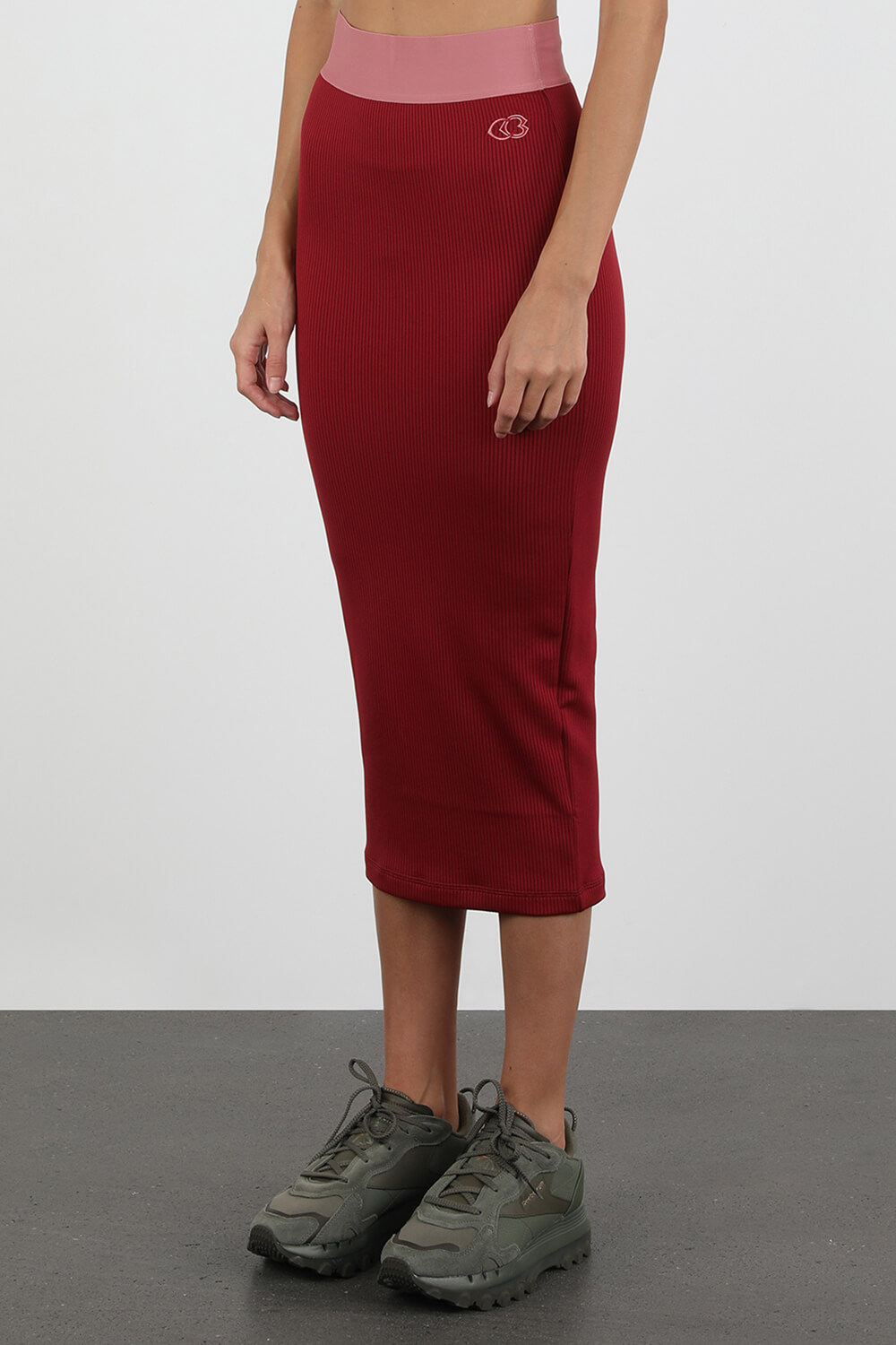 תמונת דוגמן קידמית של קארדי בי X ריבוק בגד גוף בסריגת ריב בצבע אדום