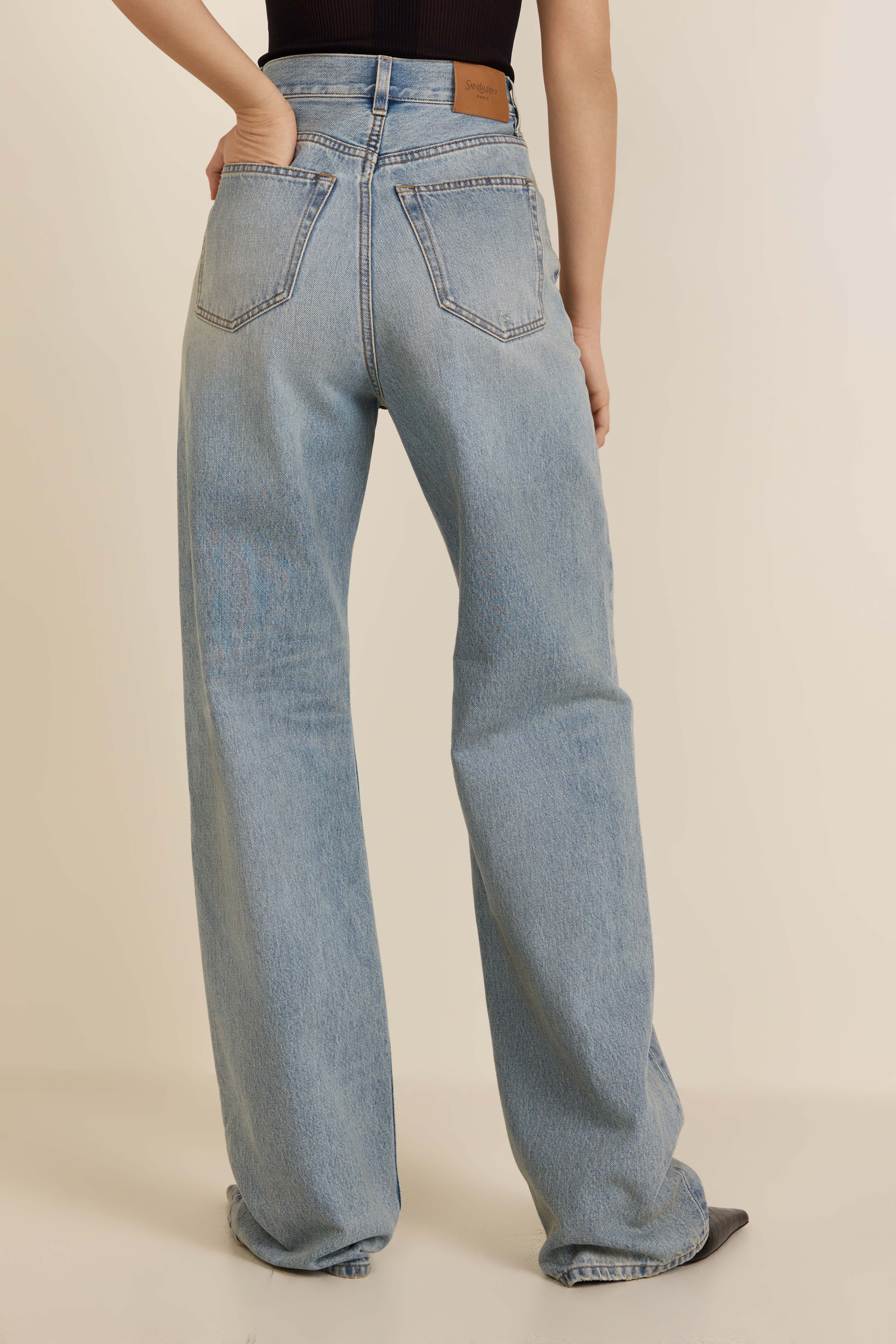 תמונת דוגמן אחורית של מכנסי ג'ינס בגזרה ישרה