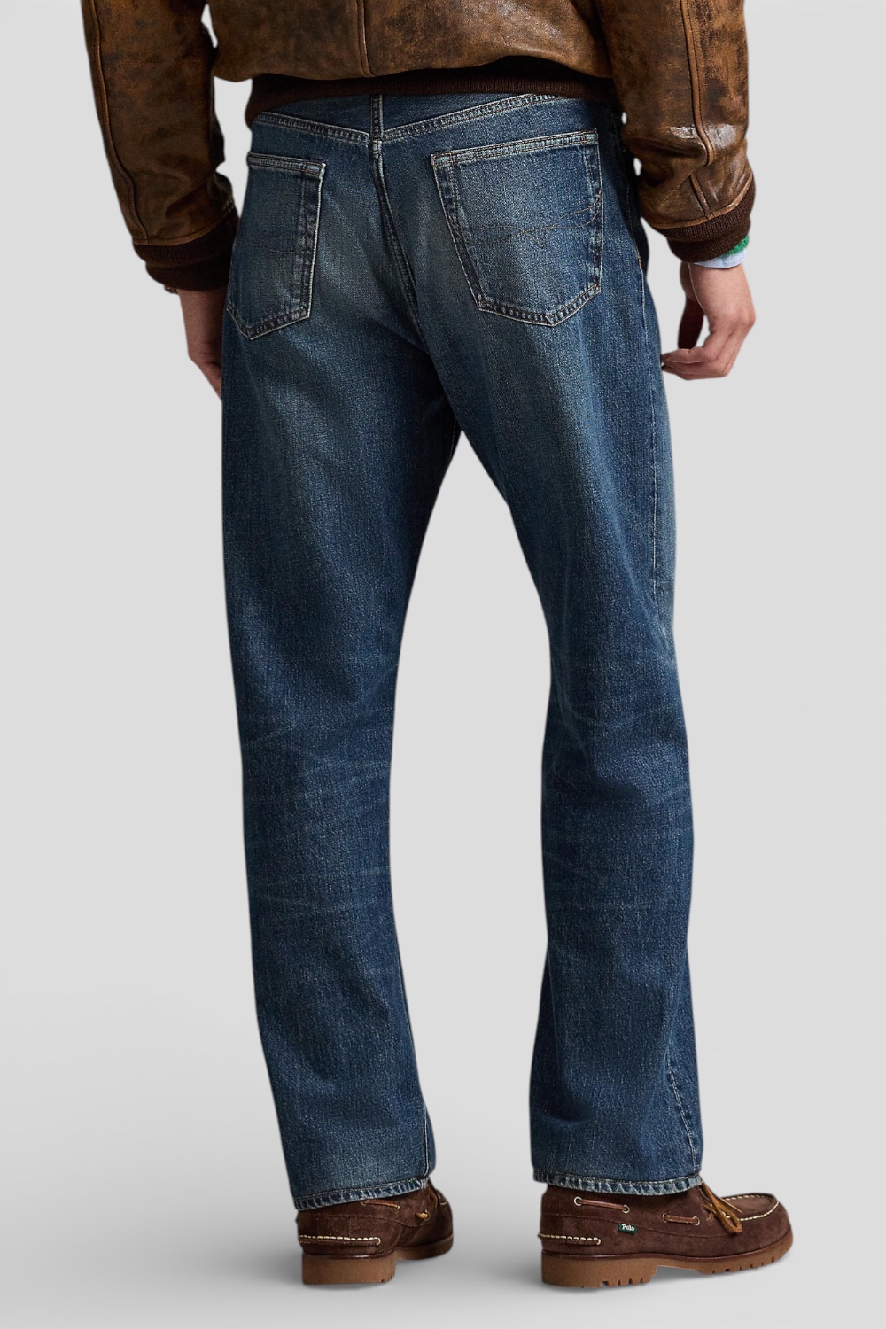 תמונת דוגמן אחורית של מכנסי ג'ינס בגזרה ישרה