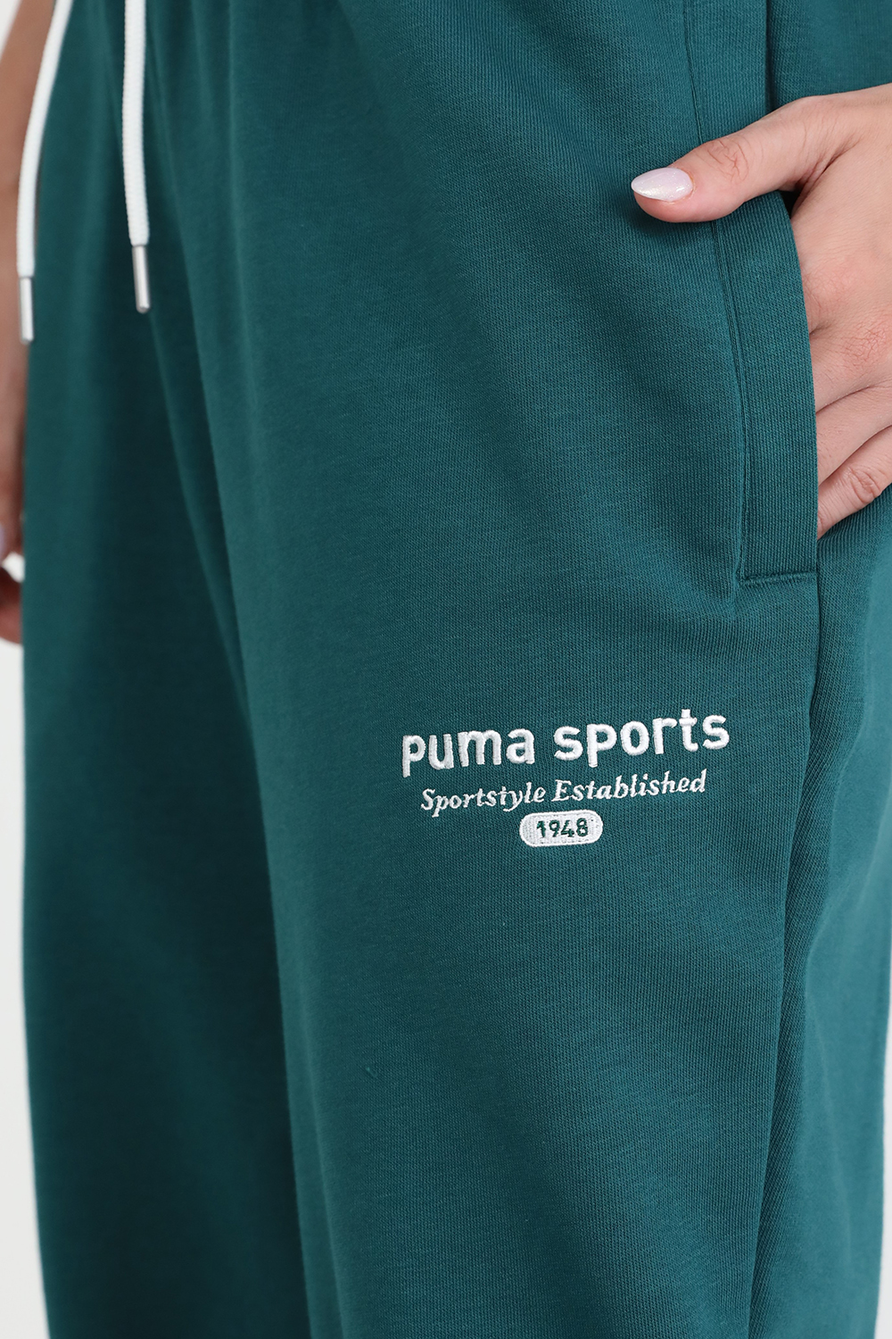 תמונת תקריב דוגמן של מכנסי טרנינג