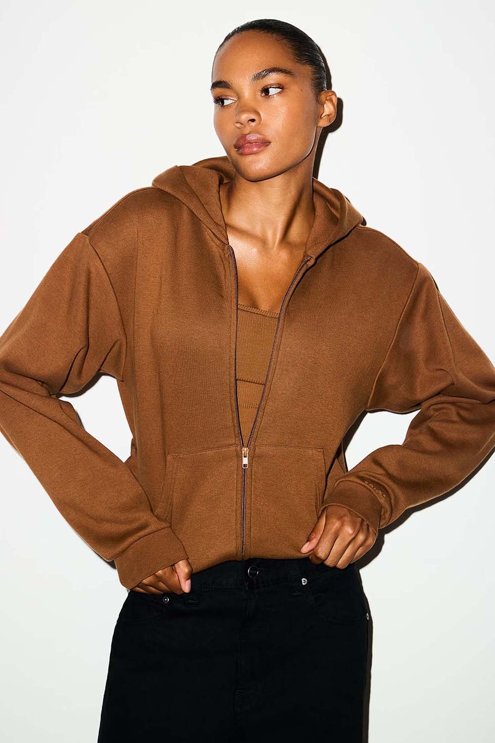 תמונת דוגמן קידמית של CLASSIC ZIP UP HOODIE