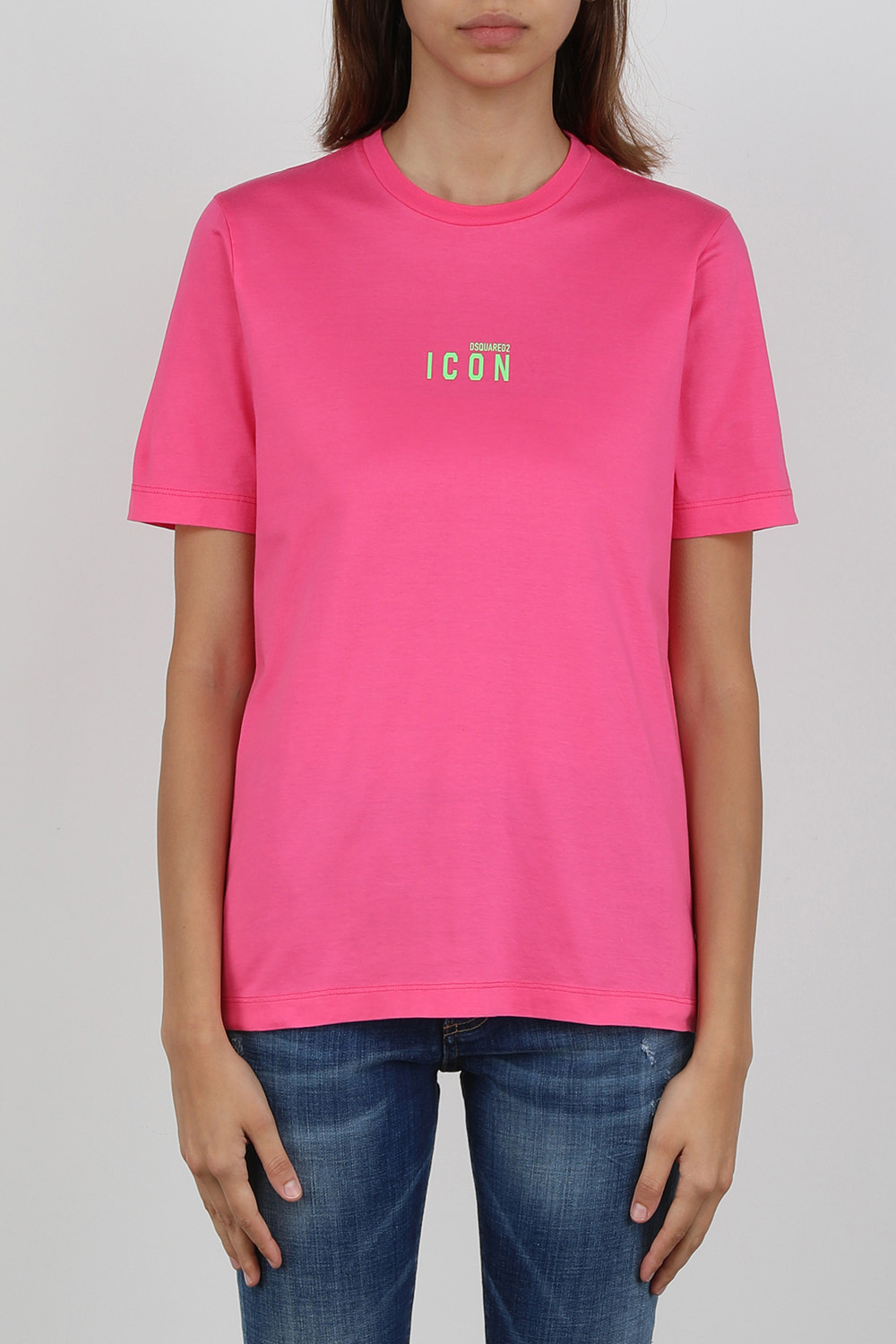 תמונת דוגמן קידמית של חולצת טי ורודה עם לוגו ירוק זוהר