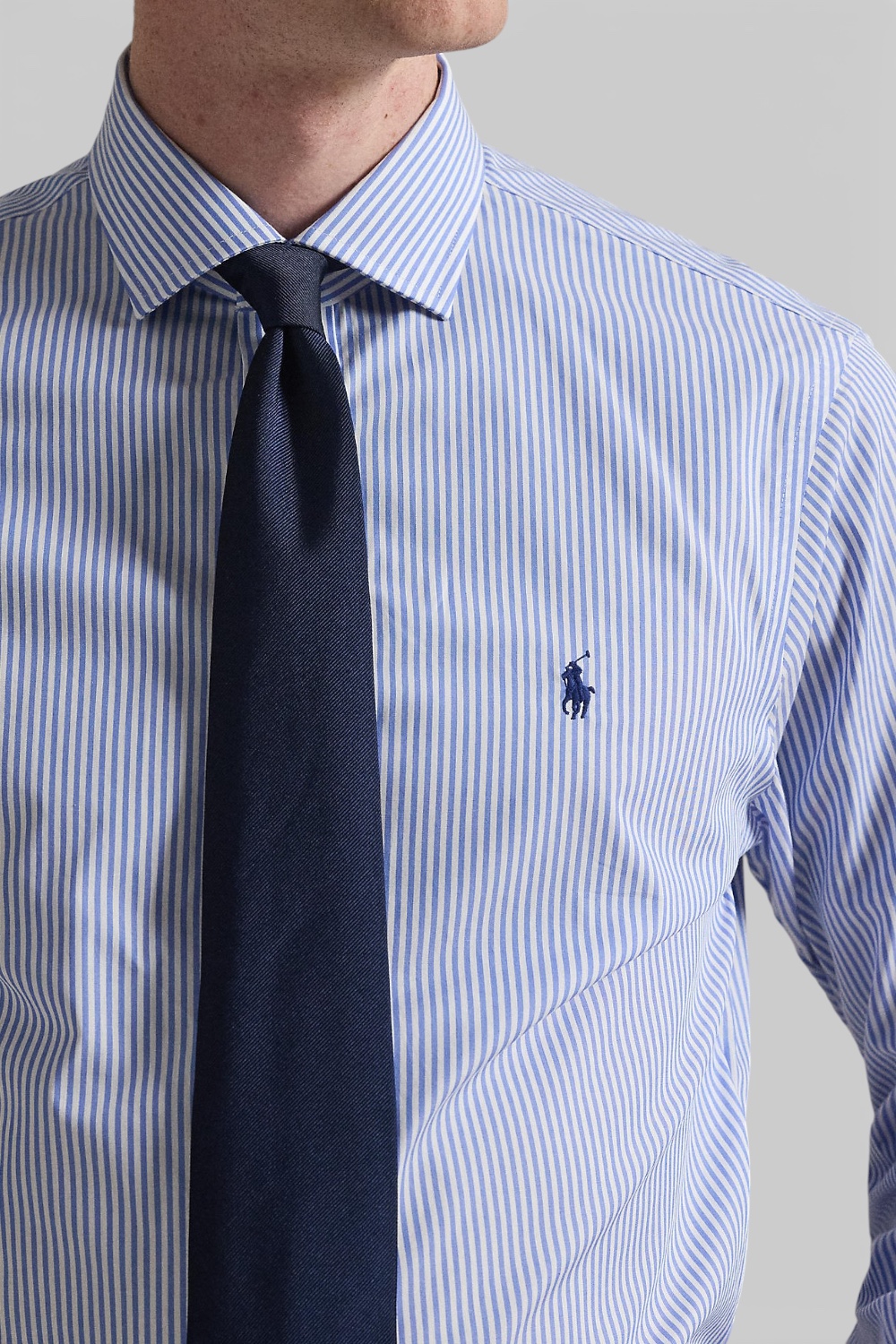 תמונת תקריב דוגמן של חולצה מכופתרת