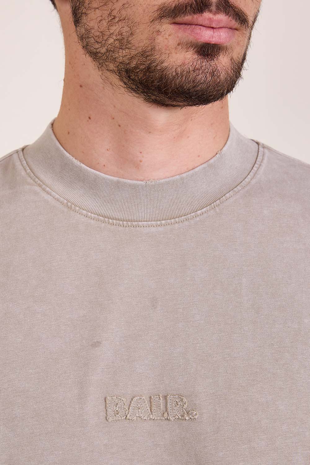 תמונת תקריב דוגמן של טישירט שרוול קצר