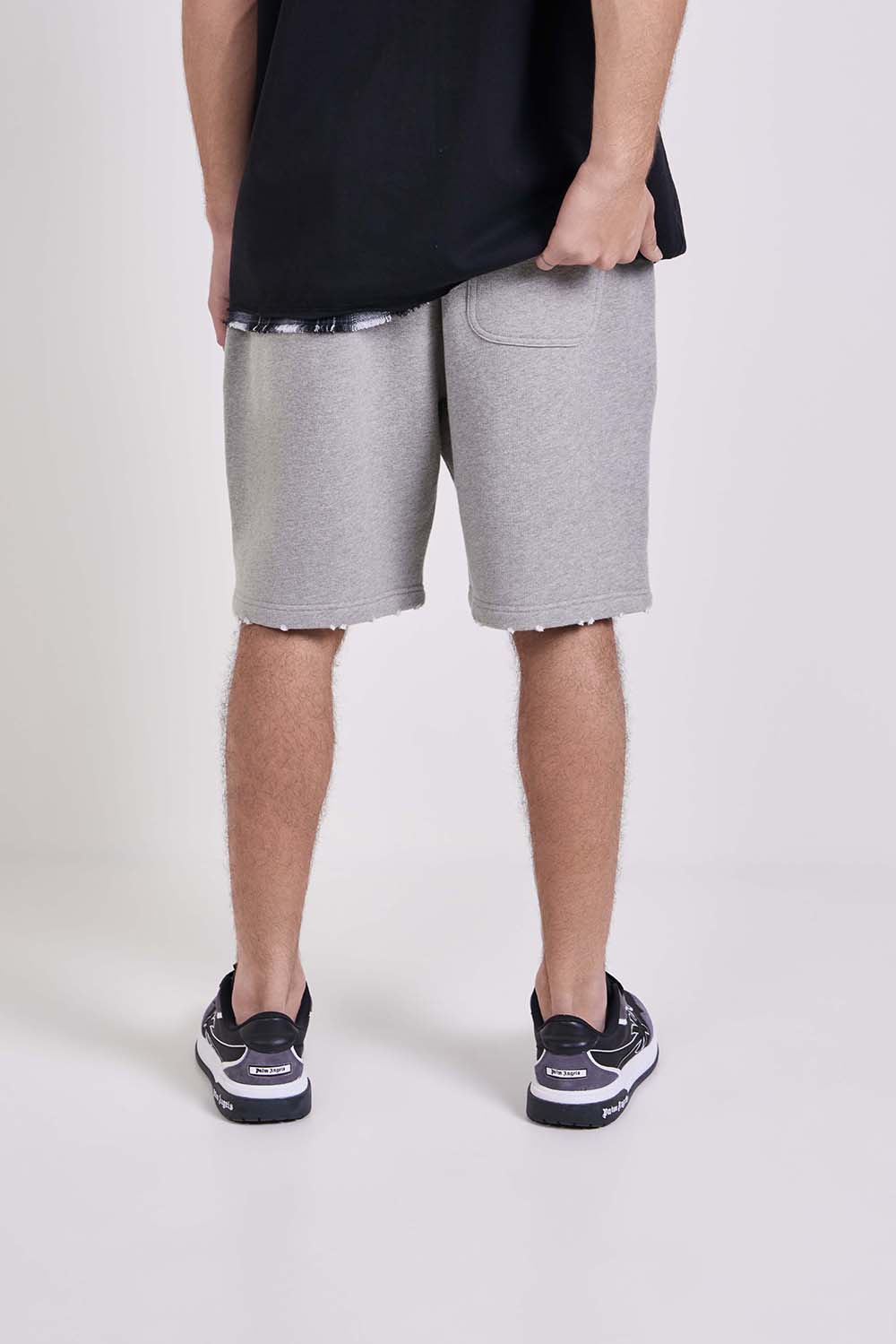 תמונת דוגמן אחורית של מכנסי ג'וגר קצרים