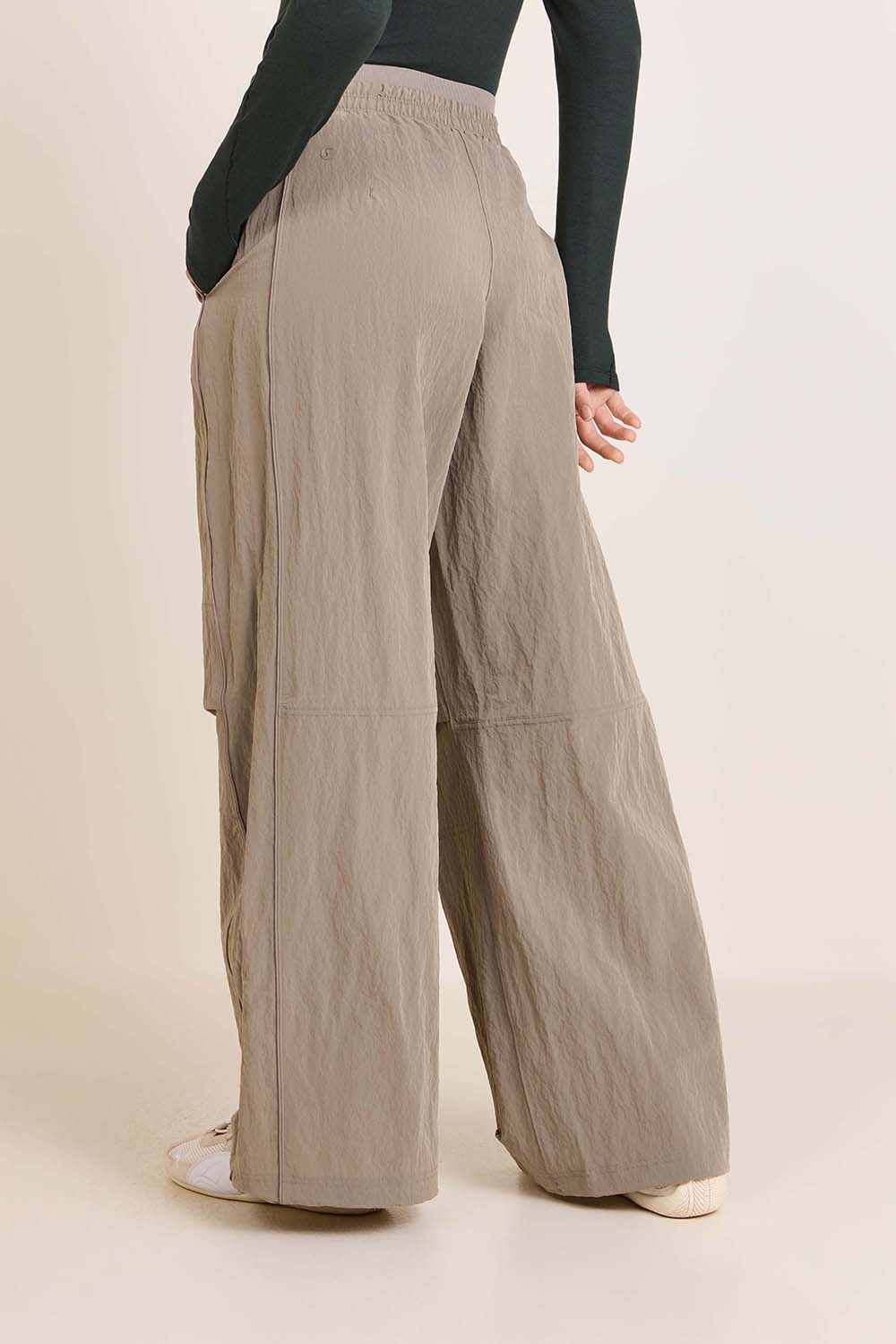 תמונת דוגמן אחורית של Crinkle Nylon Relaxed Parachute Pant