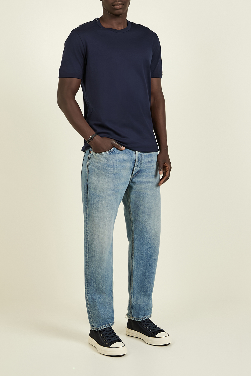 תמונת דוגמן קידמית של נעלי סניקרס