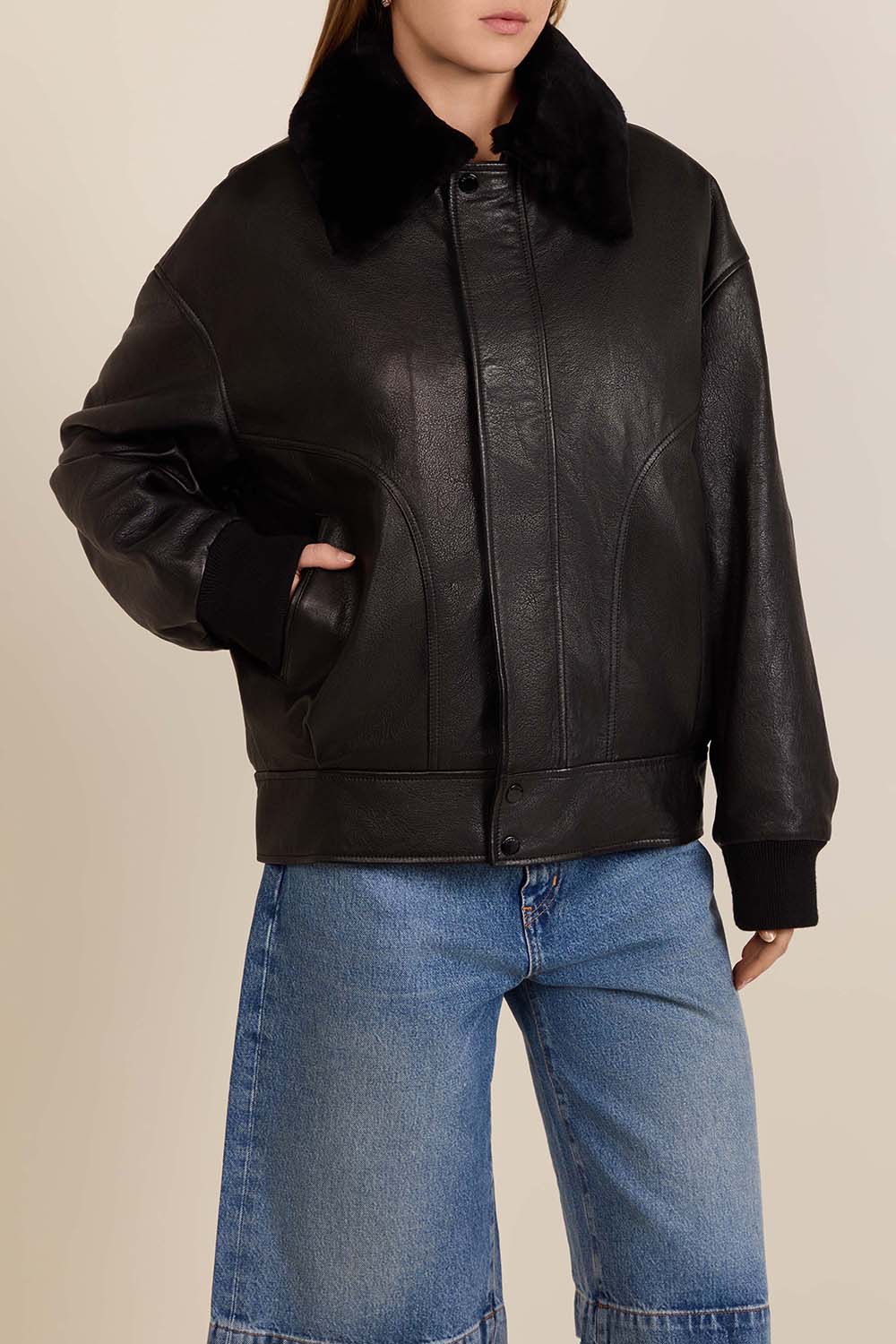 תמונת דוגמן קידמית של ז'קט בומבר עור