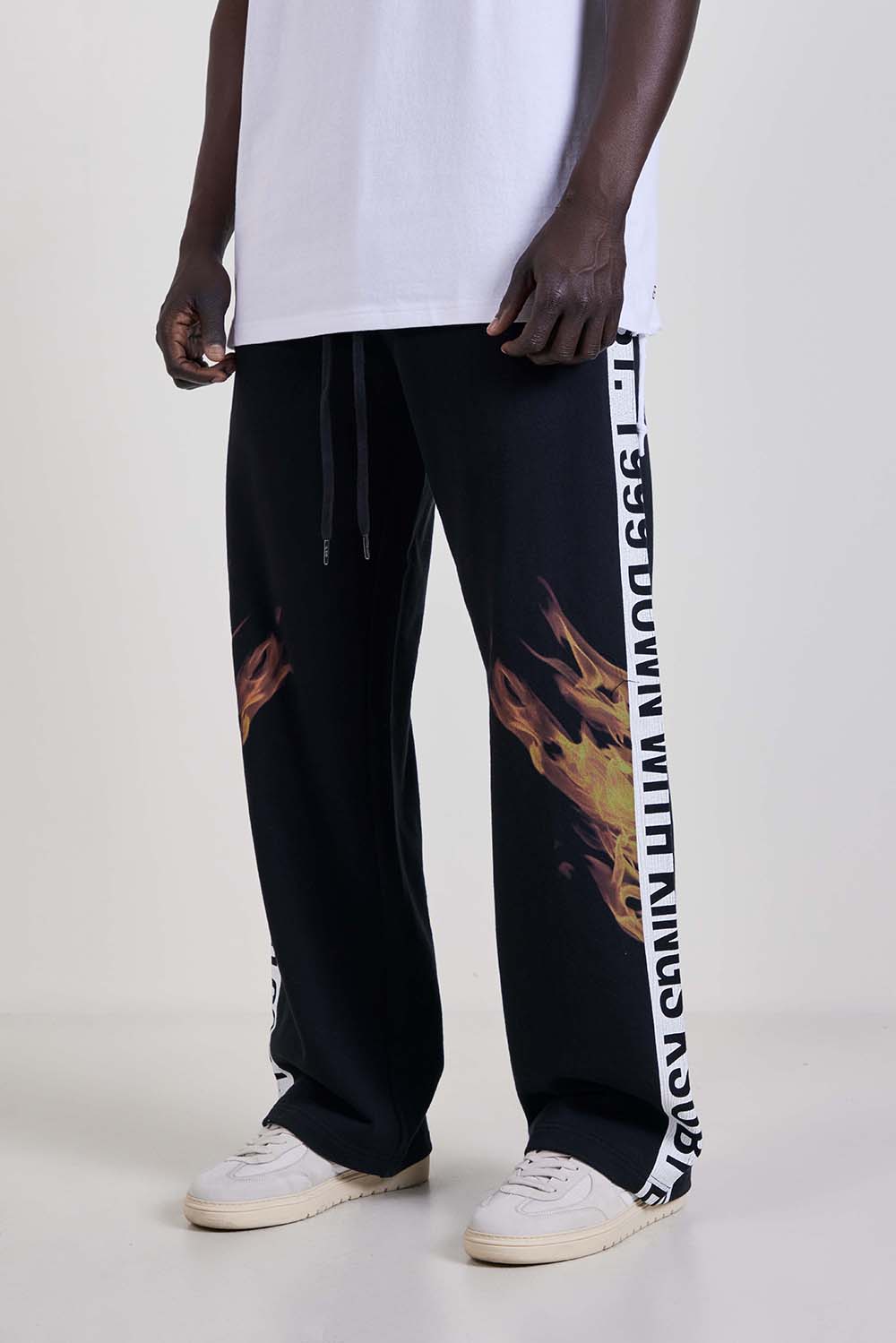 תמונת דוגמן קידמית של מכנסי ג'וגר