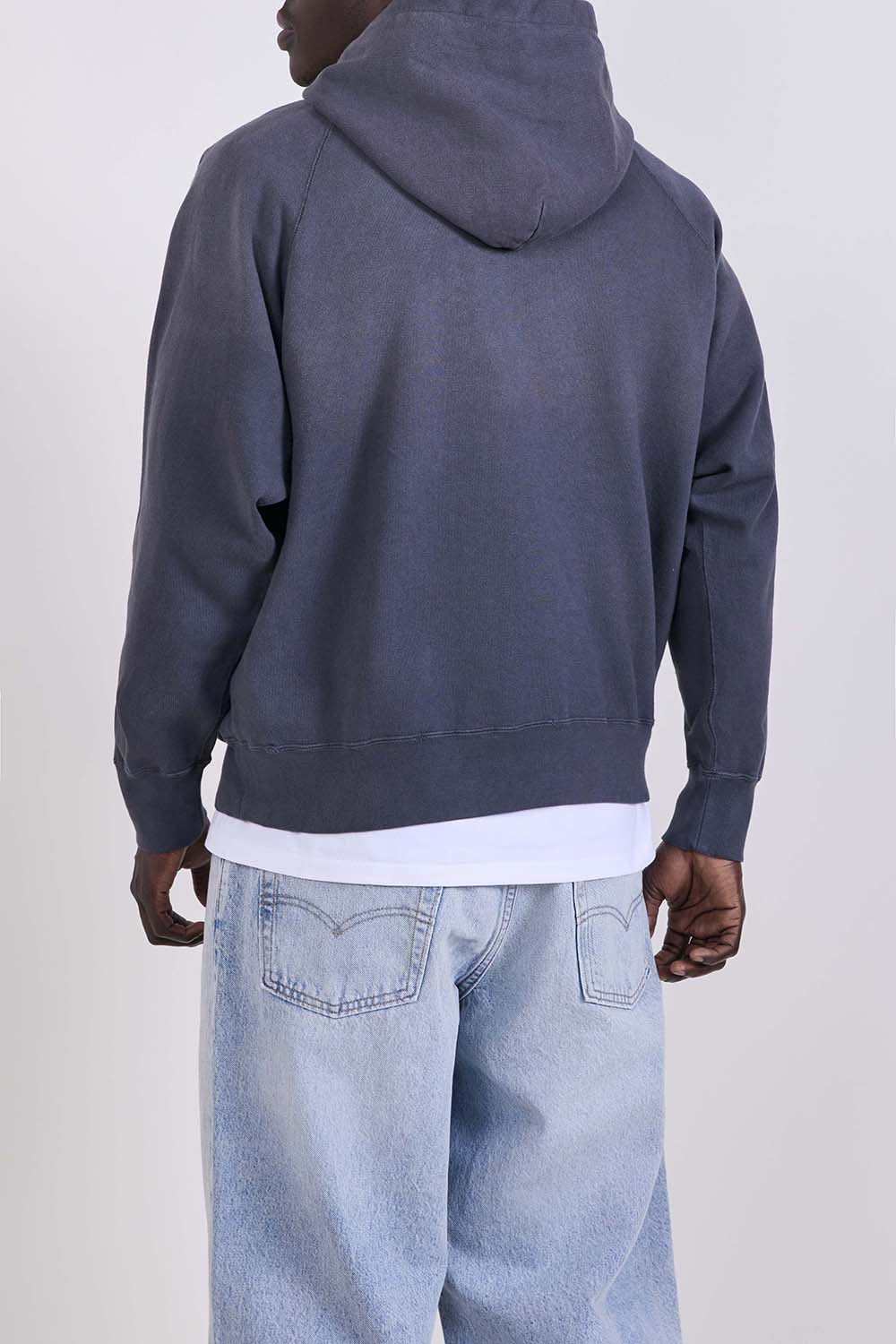 תמונת דוגמן אחורית של קפוצ'ון בגזרה משוחררת