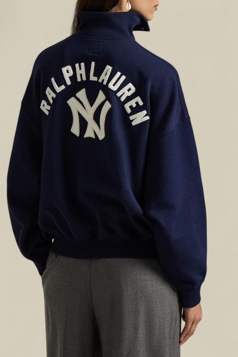 תמונת דוגמן אחורית של סווטשירט פולו ראלף לורן X ליגת הבייסבול האמריקאית