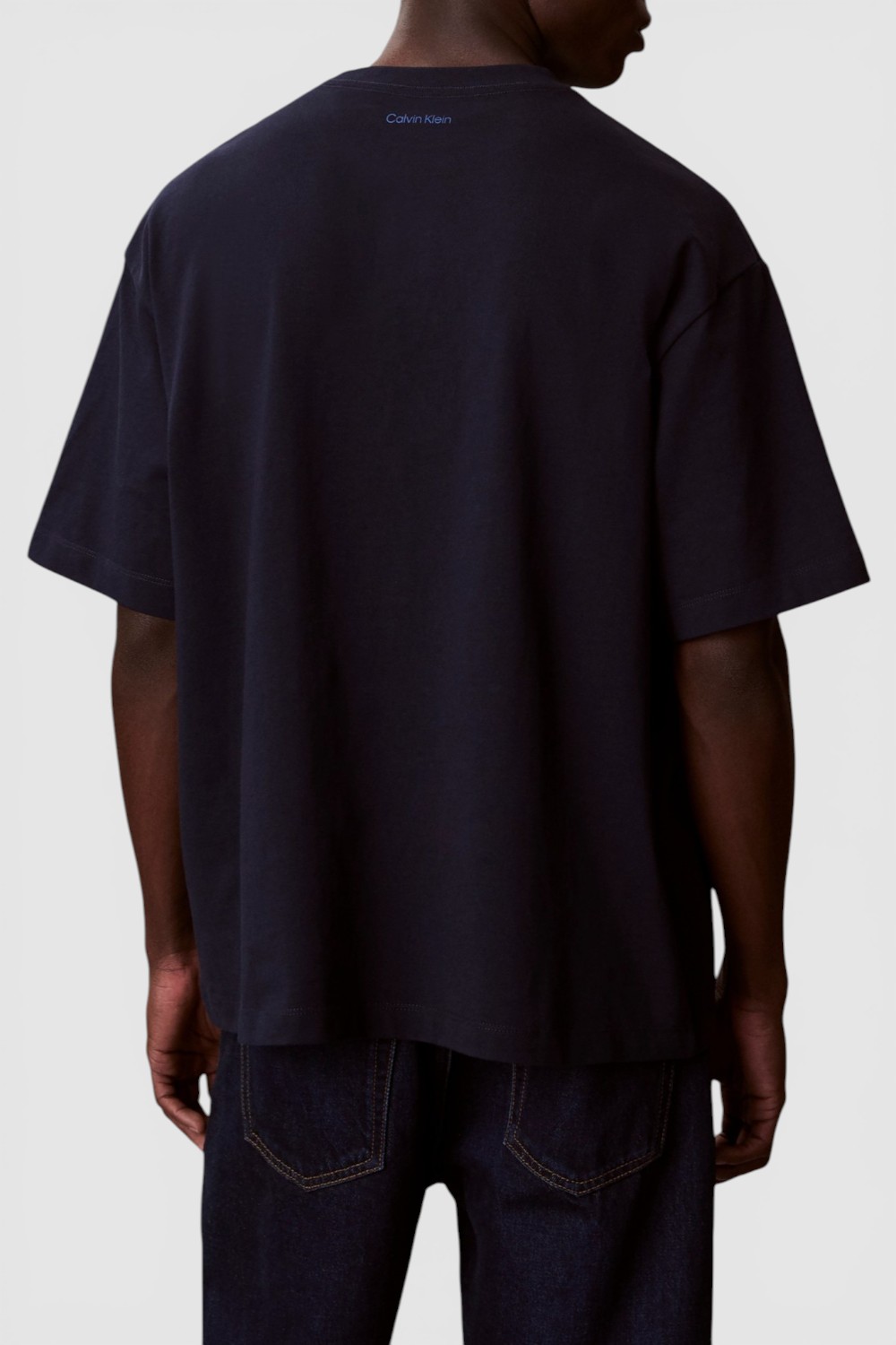 תמונת דוגמן אחורית של חולצת טי בגזרה משוחררת