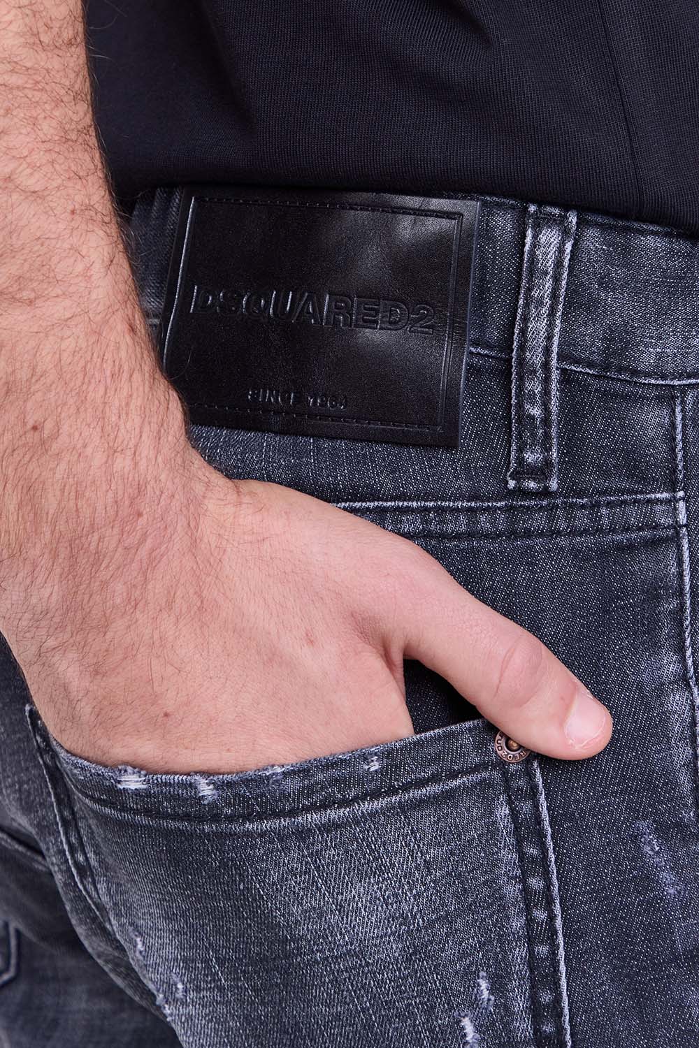 תמונת תקריב דוגמן של מכנסי ג'ינס בגזרת סלים