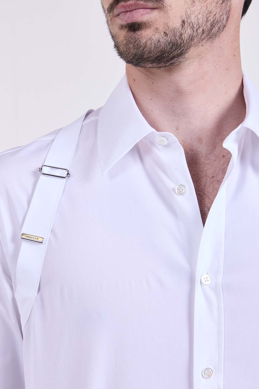 תמונת תקריב דוגמן של חולצת כפתורים ארוכה