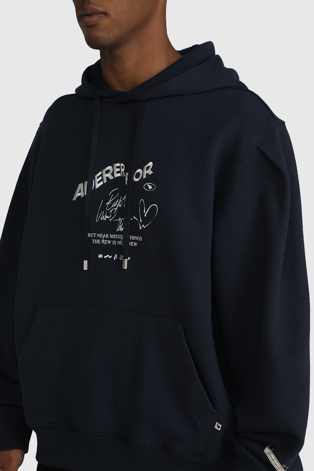 תמונת דוגמן אחורית של סווטשירט קפוצ'ון