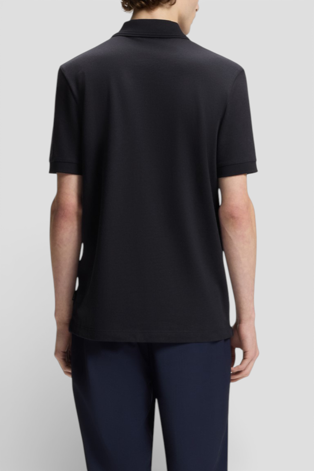 תמונת דוגמן אחורית של חולצת פולו