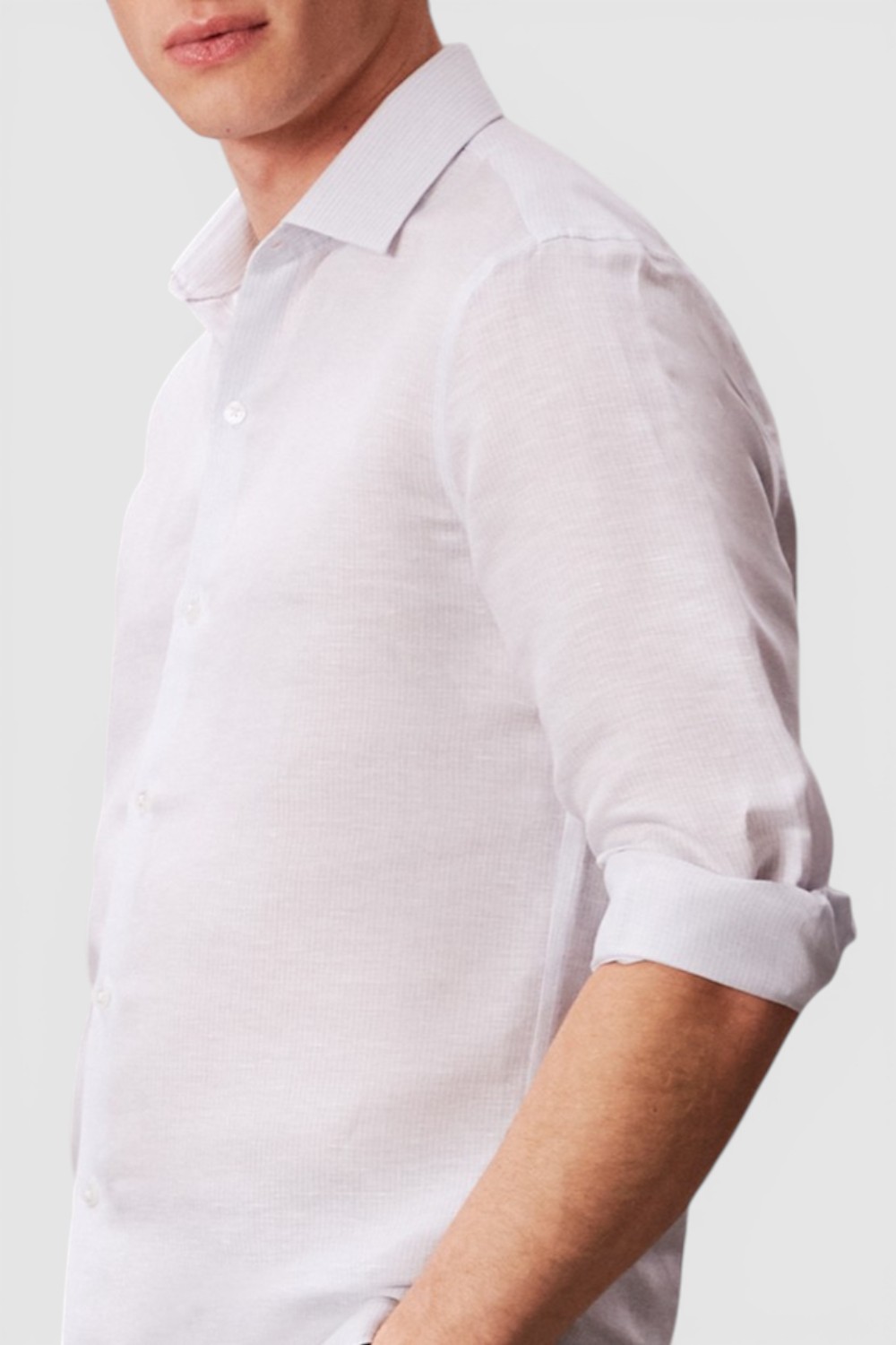 תמונת תקריב דוגמן של חולצה מכופתרת בגזרת סלים